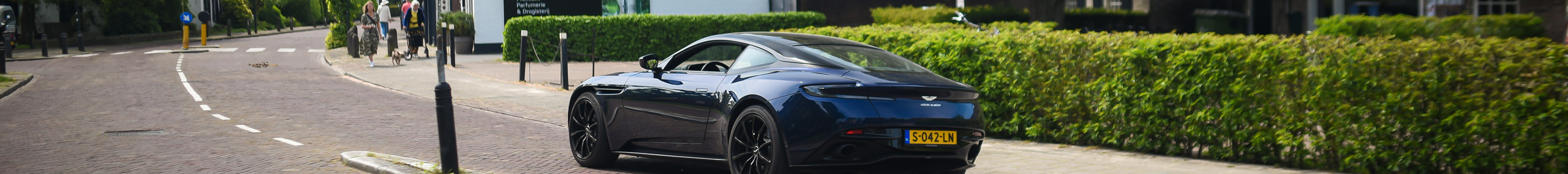 Aston Martin DB11 AMR