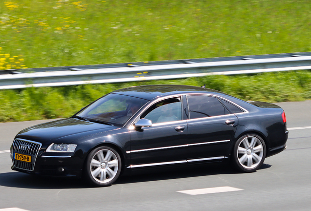 Audi S8 D3