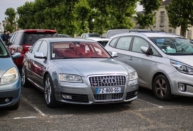 Audi S8 D3