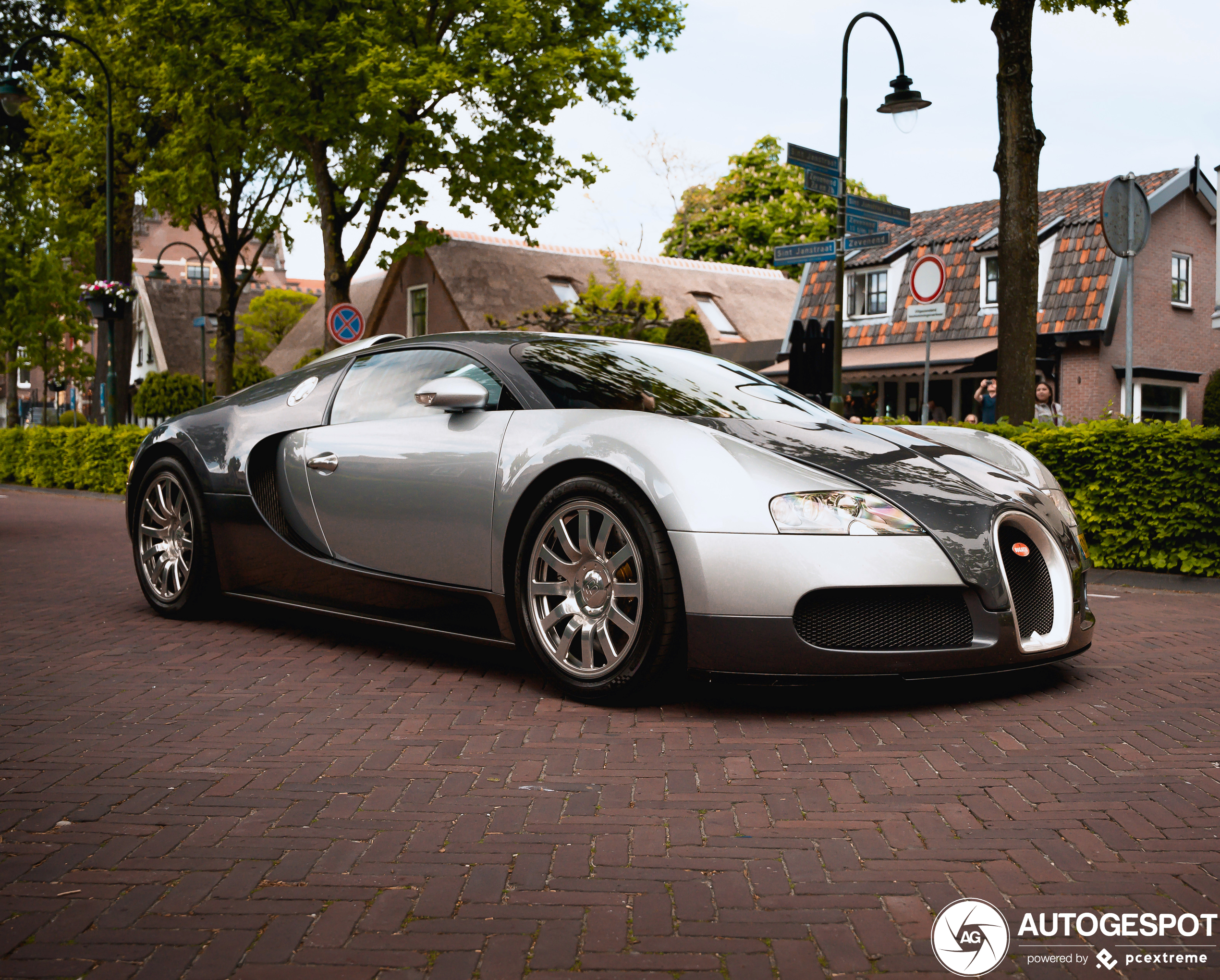 Bugatti Veyron shows up in Laren