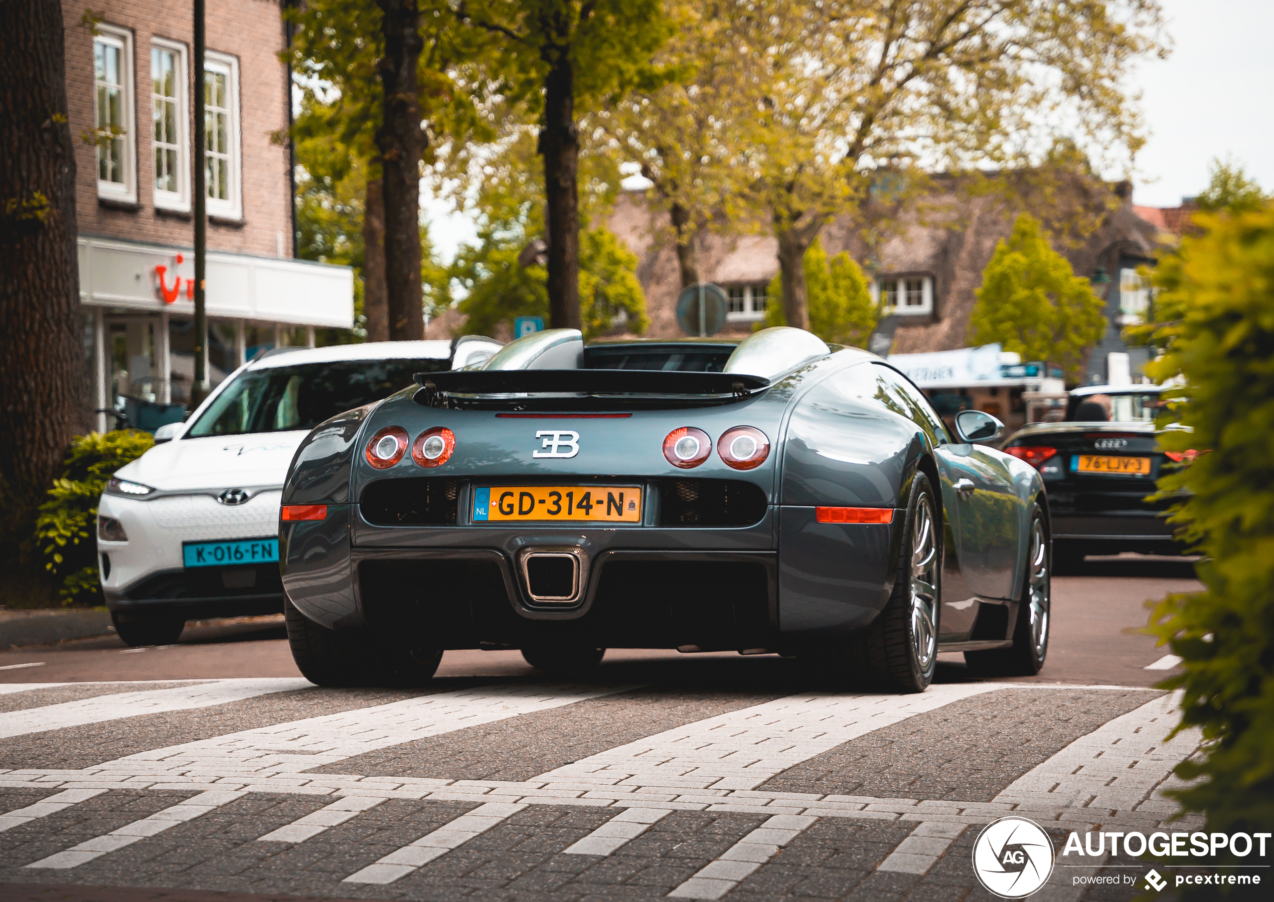 Bugatti Veyron shows up in Laren