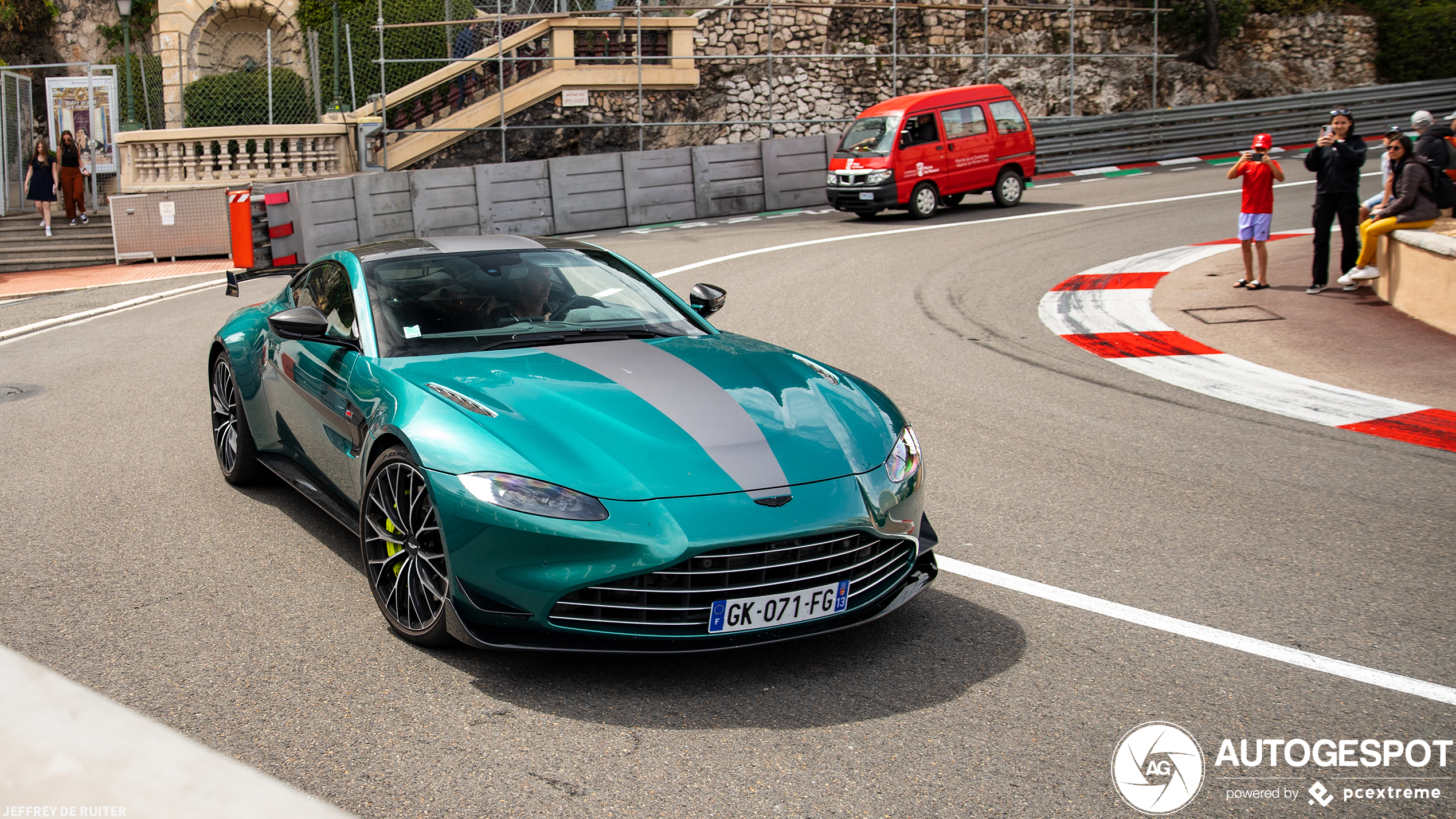 Aston Martin Vantage F1 in zijn natuurlijke habitat