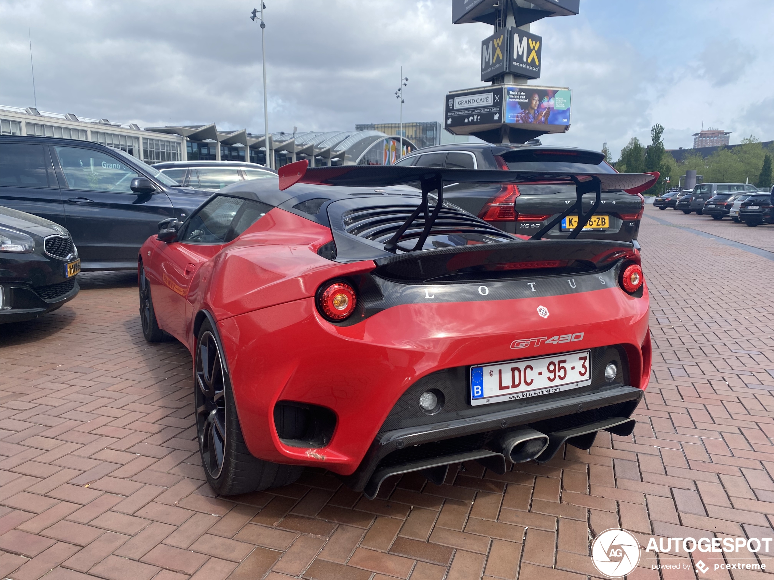 Zeldzame rode Lotus met taartschep valt op in Amsterdam