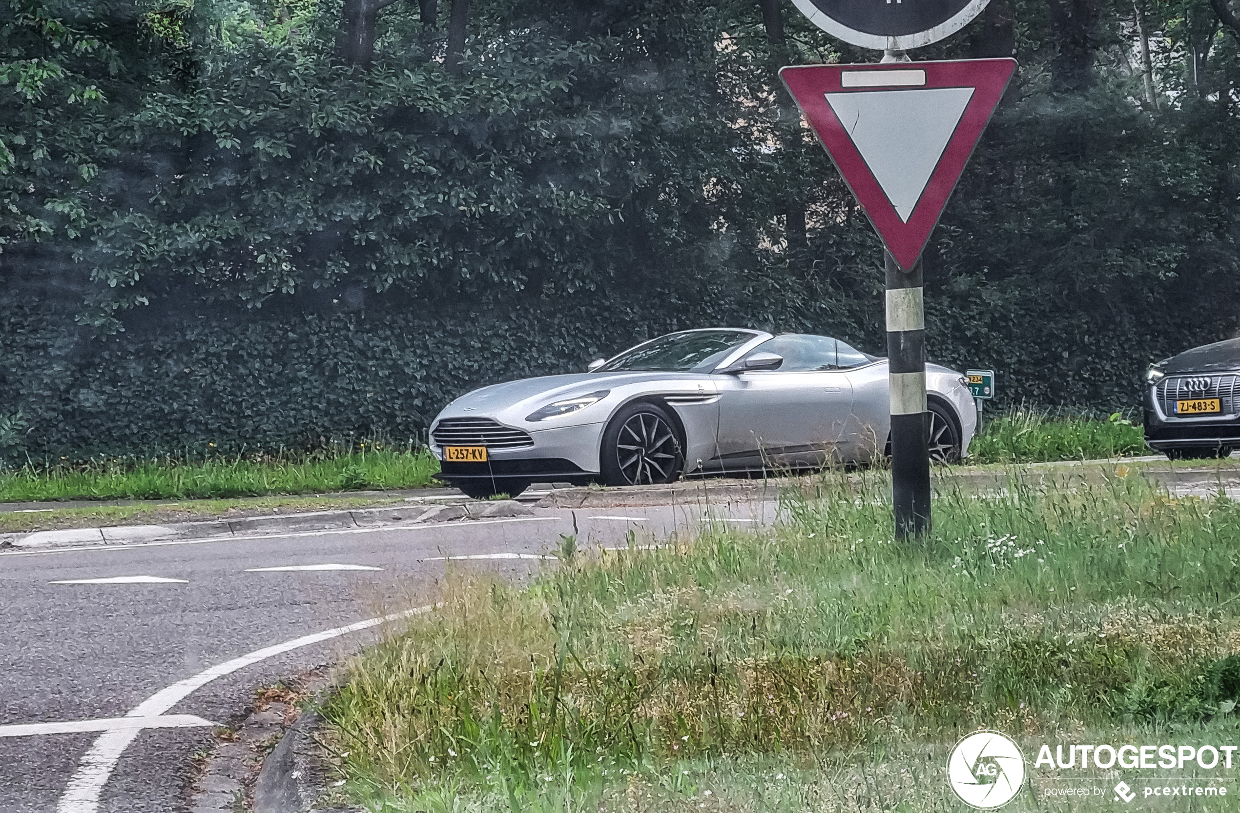 Aston Martin DB11 V8 Volante