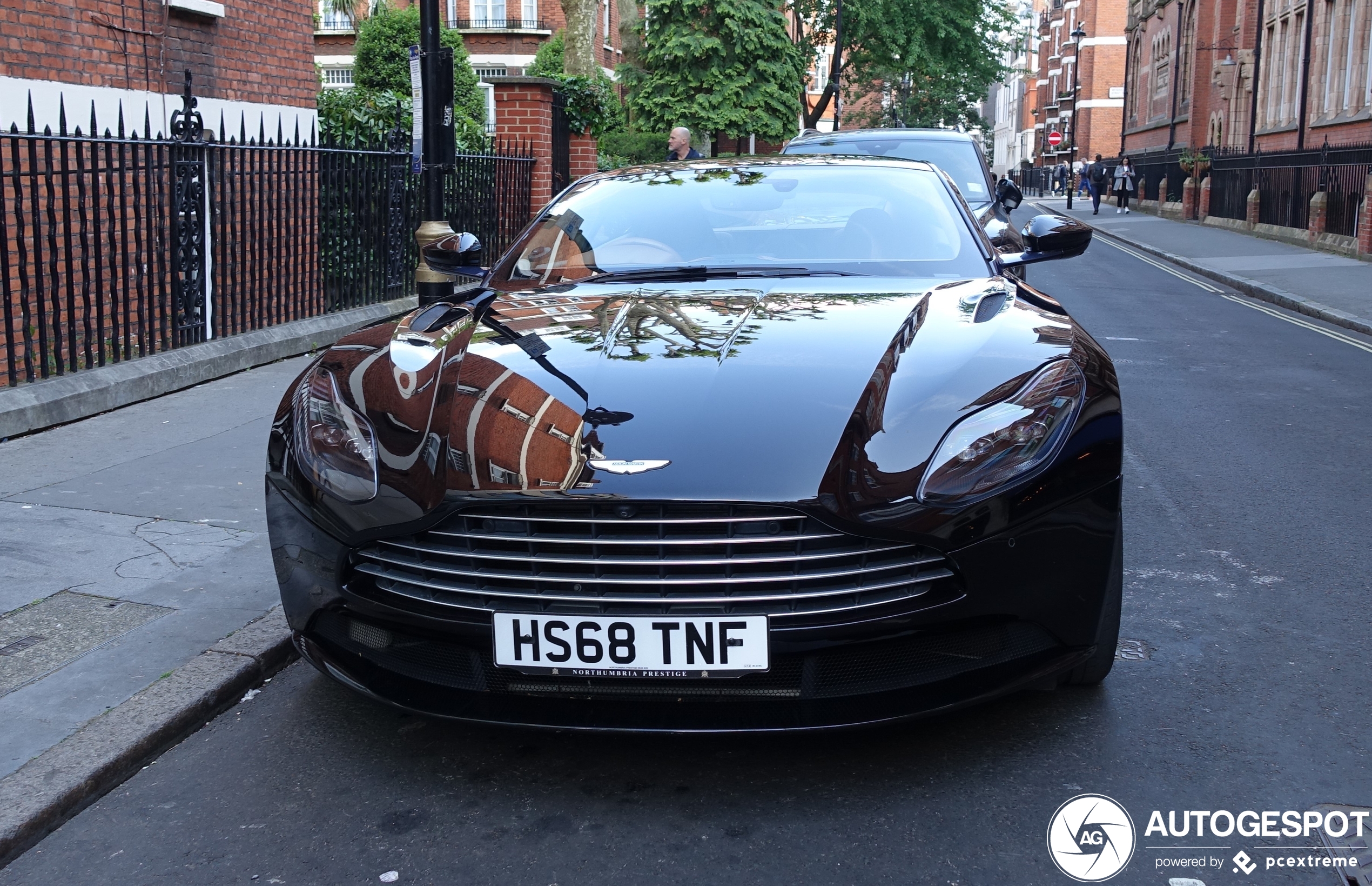 Aston Martin DB11 V8