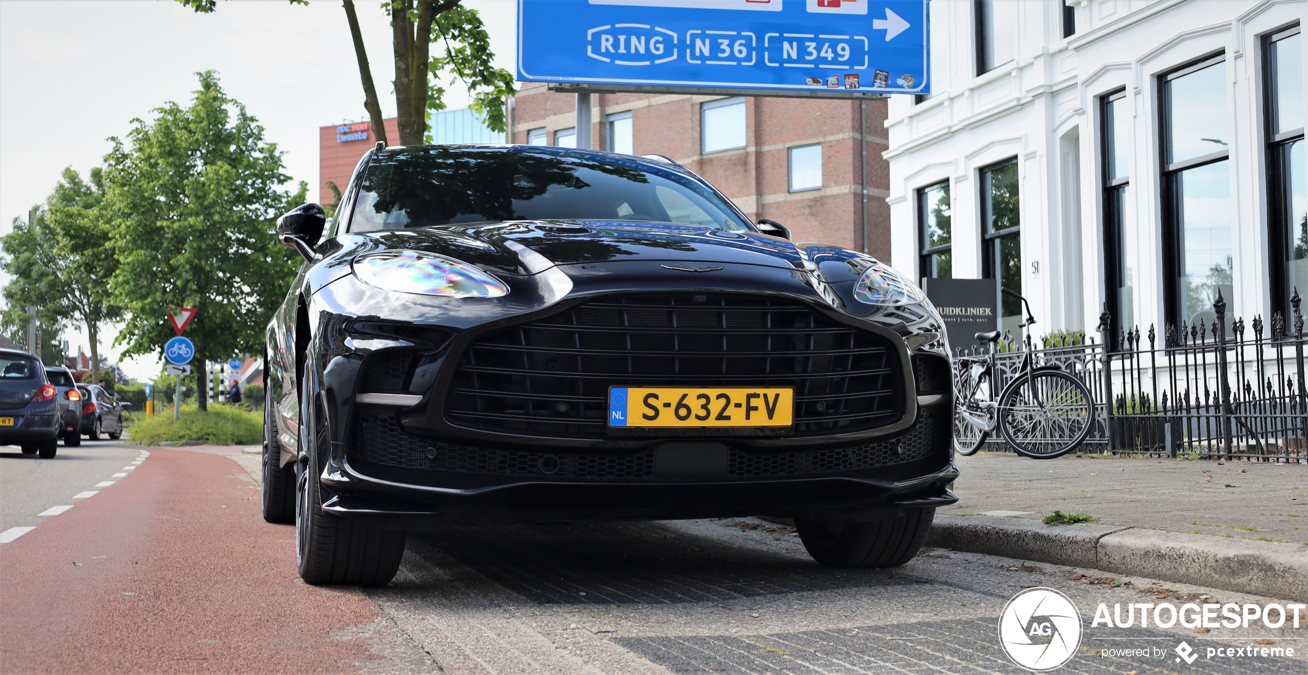 Aston Martin DBX707