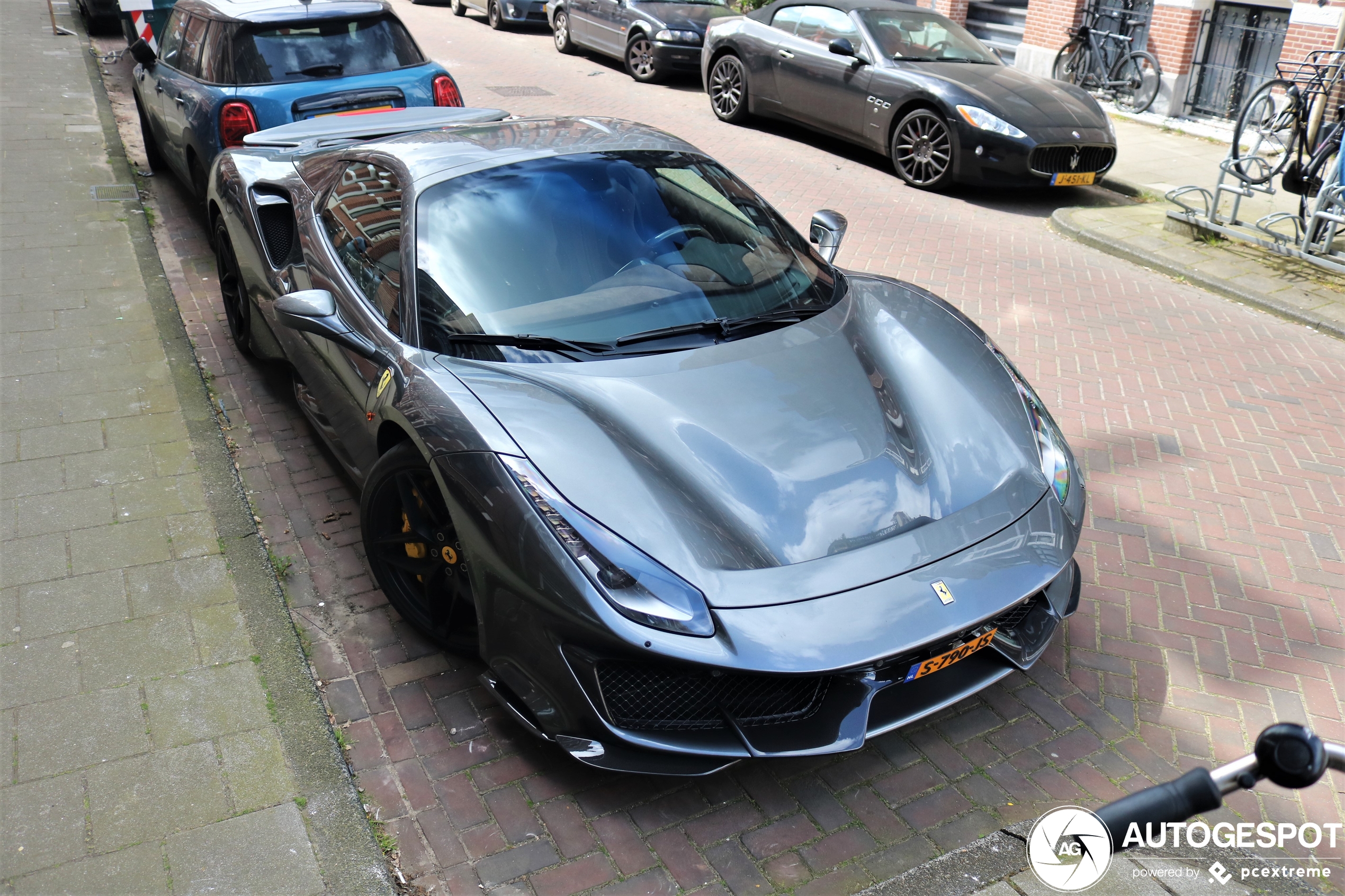 Hollands samengestelde Ferrari 488 Pista Spider in Amsterdam