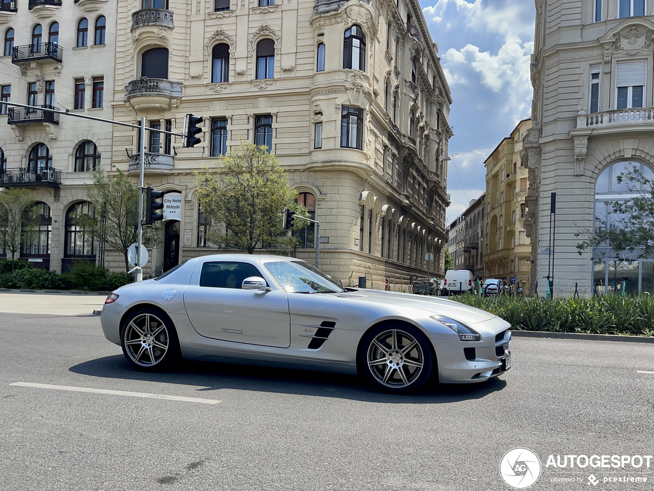 Mercedes SLS AMG ホワイト Używany Mercedes-Benz SLS AMG | Pojazd używany z kategorii