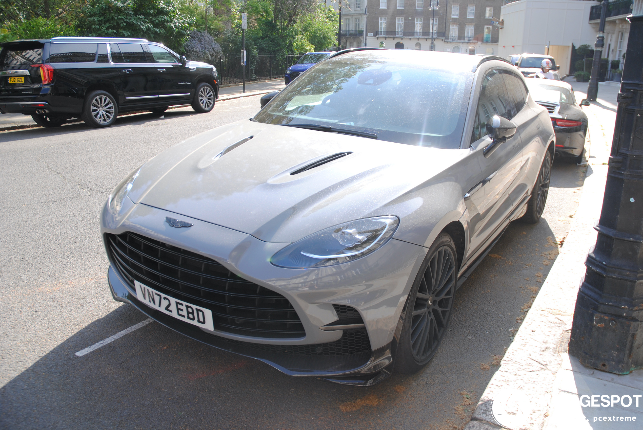 Aston Martin DBX707