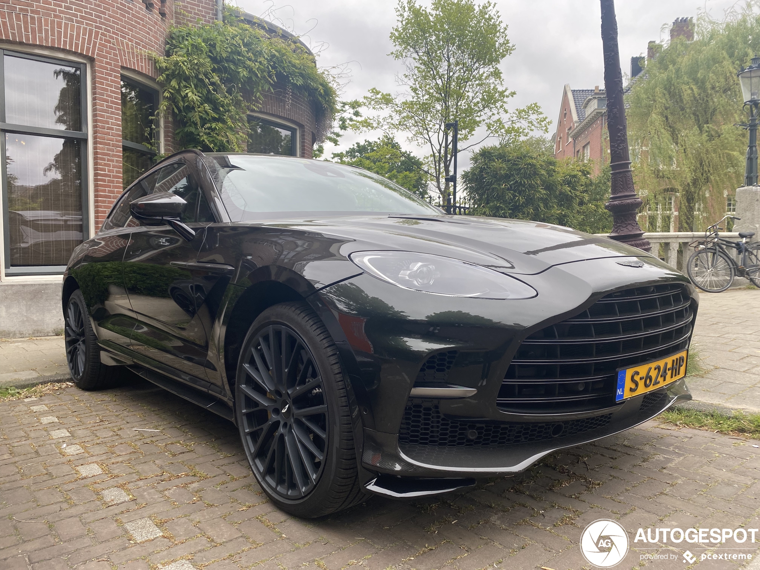 Aston Martin DBX707