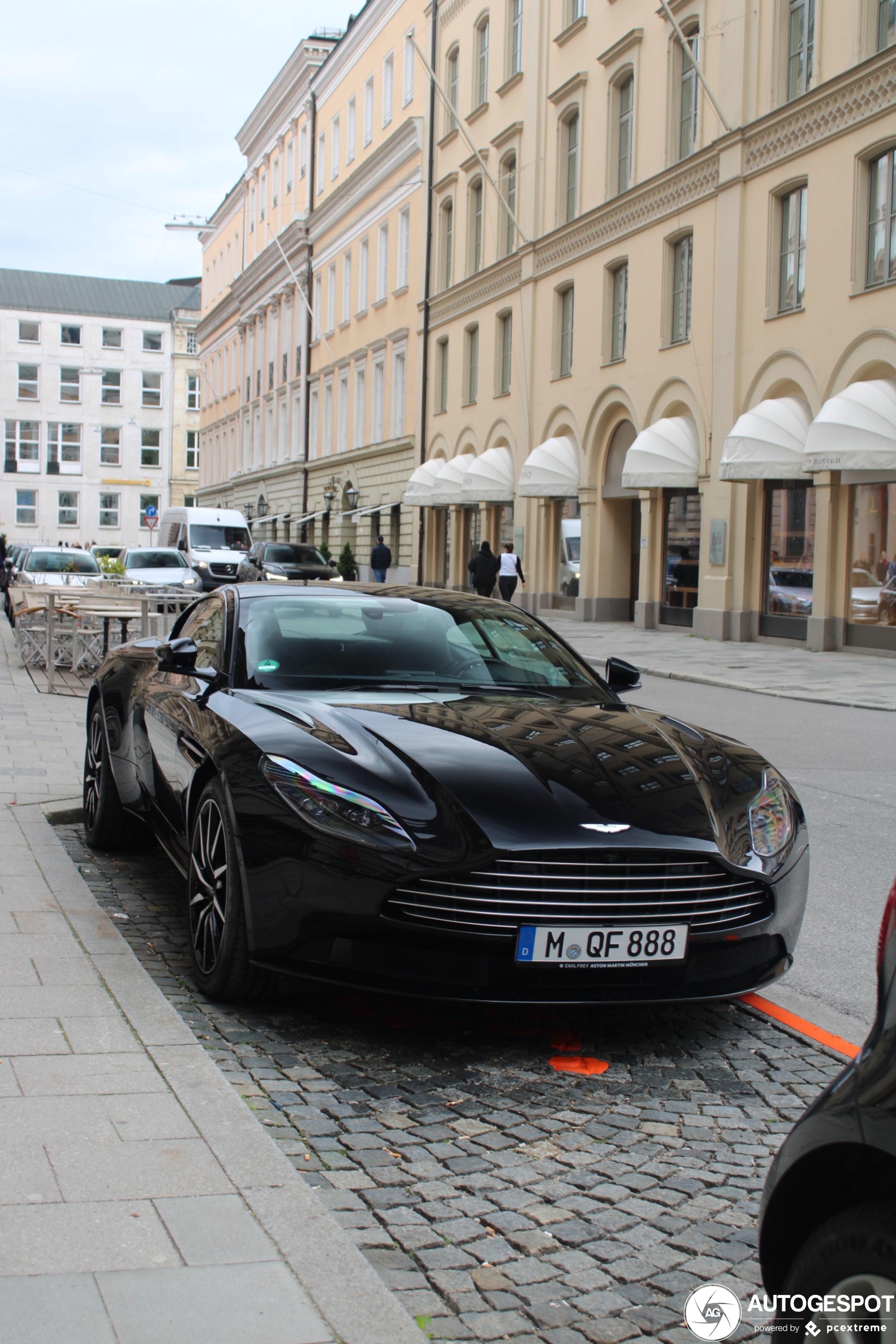 Aston Martin DB11