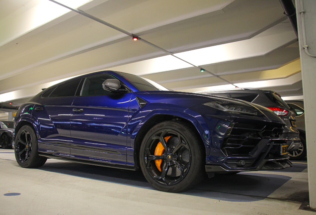 Lamborghini Urus Nero Design