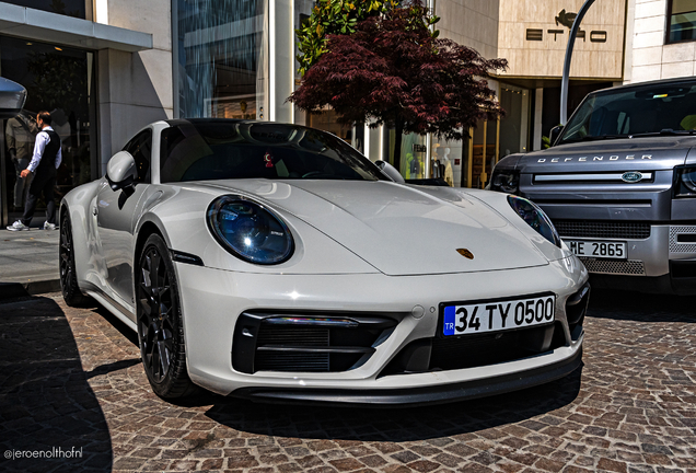 Porsche 992 Carrera 4 GTS