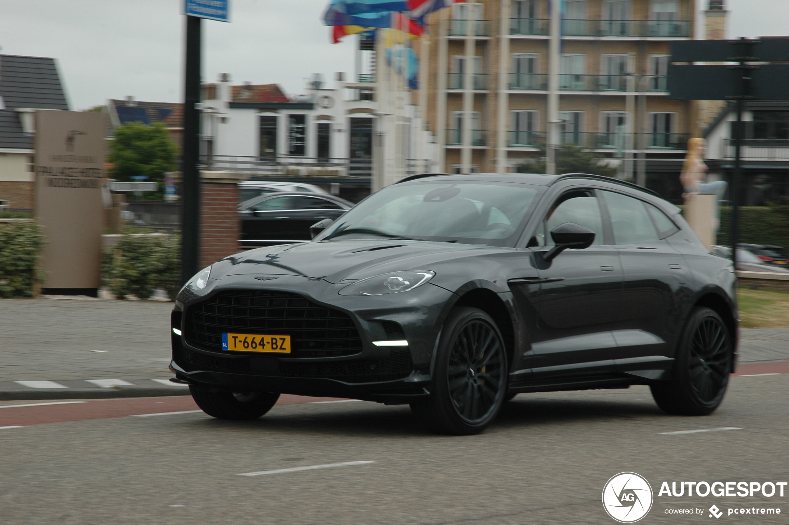 Aston Martin DBX707