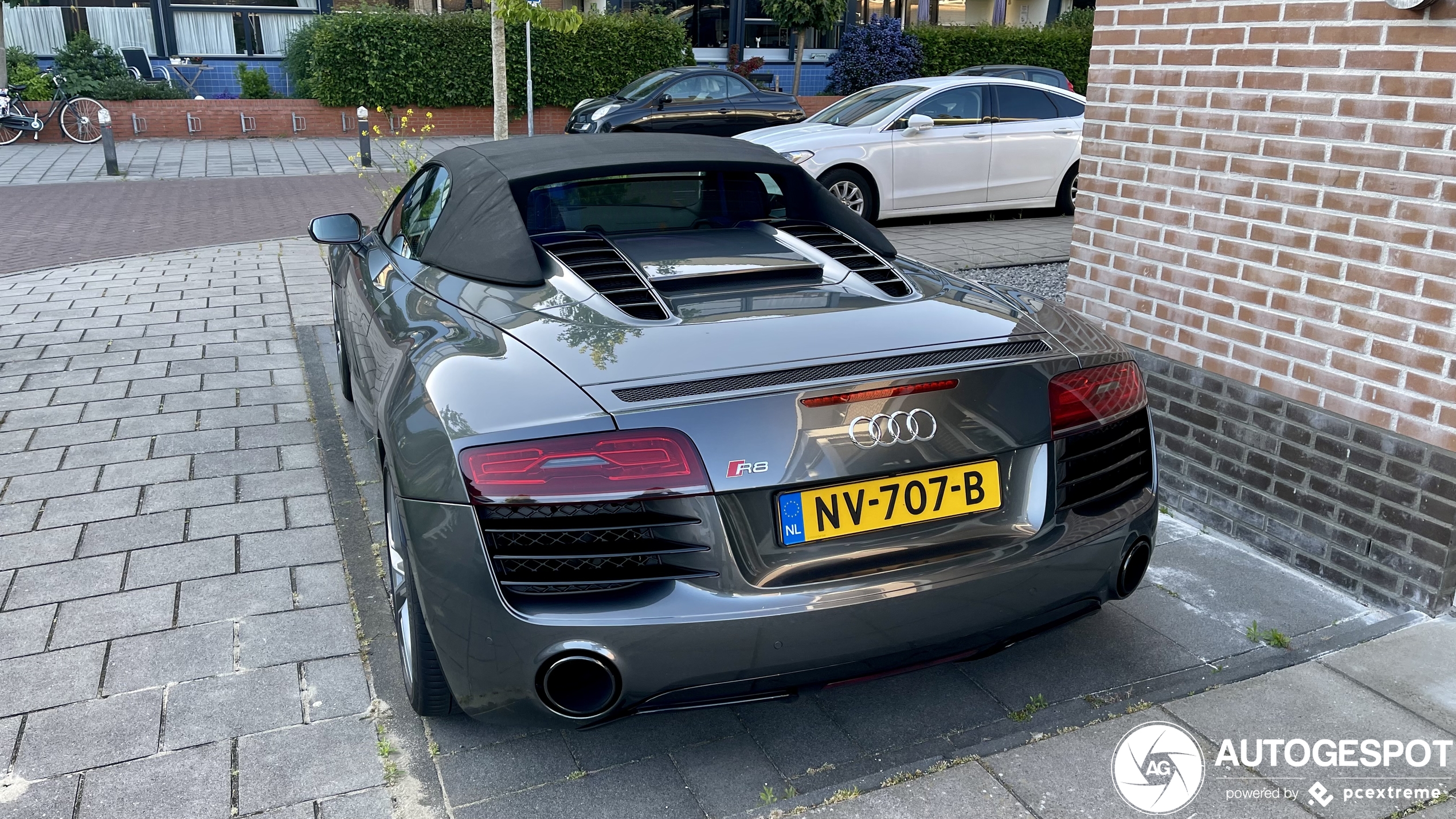 Audi R8 V8 Spyder 2013