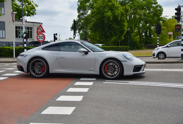 Porsche 992 Carrera 4 GTS