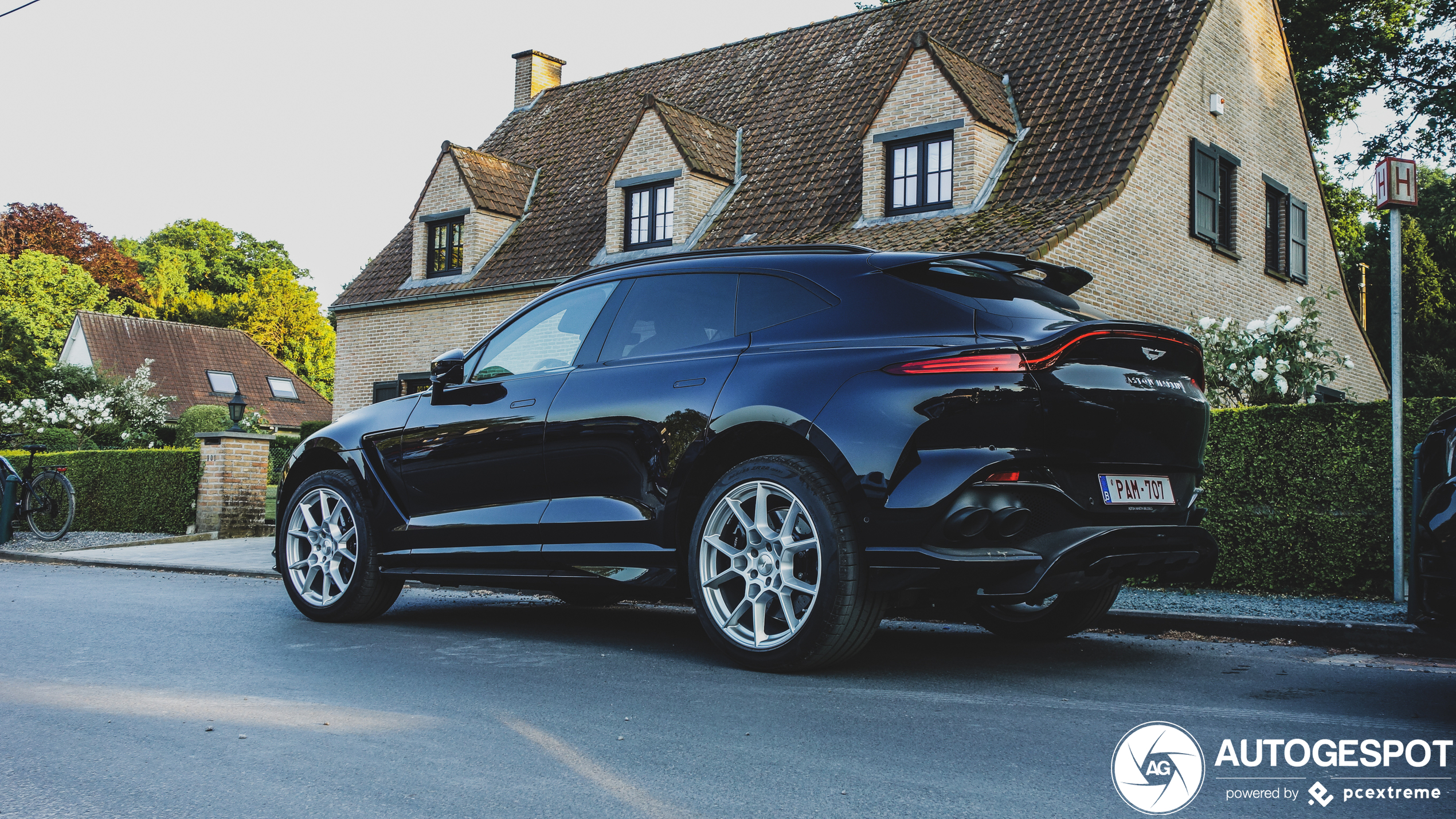 Aston Martin DBX707