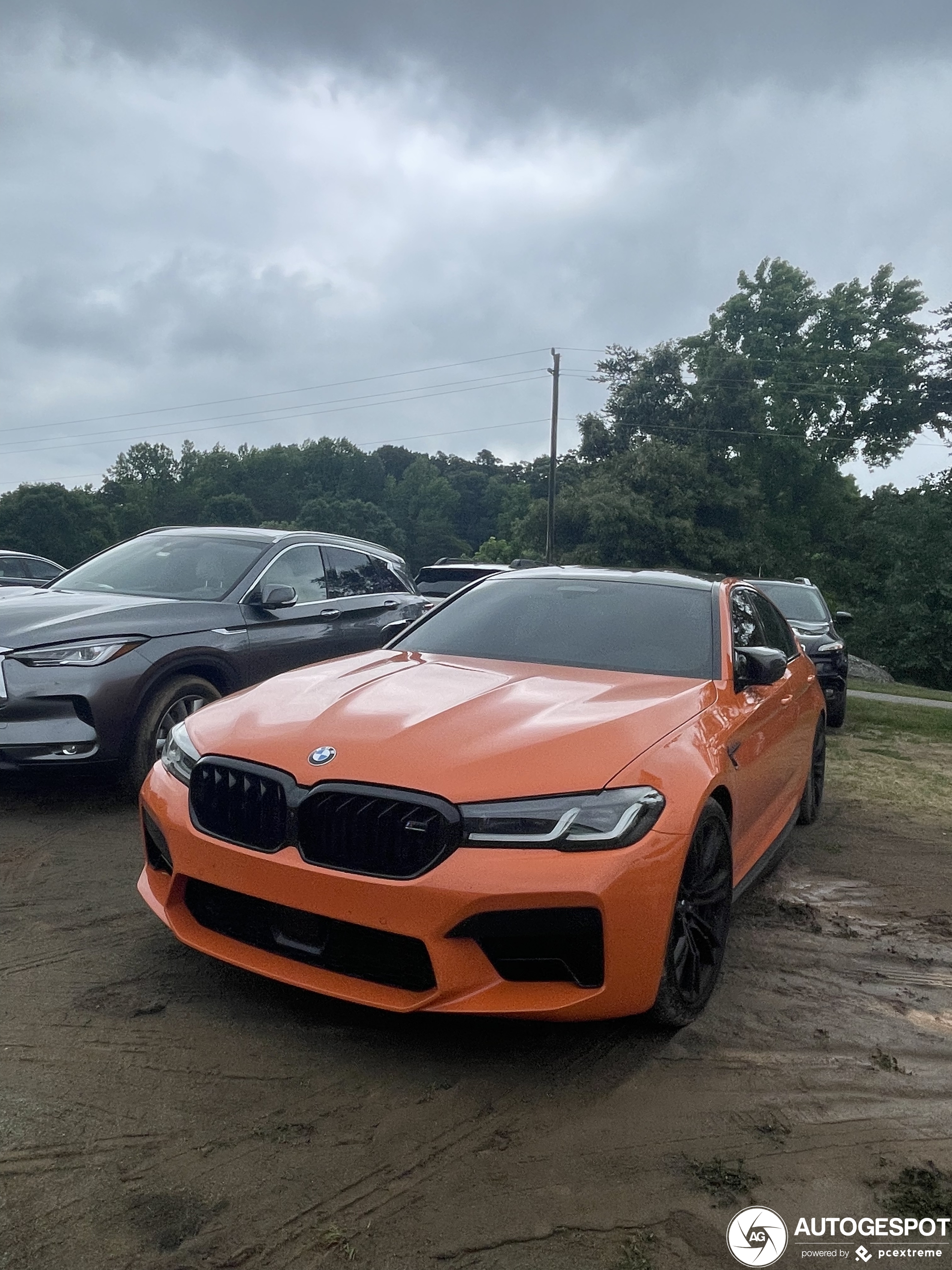 Oranje BMW M5 Competition