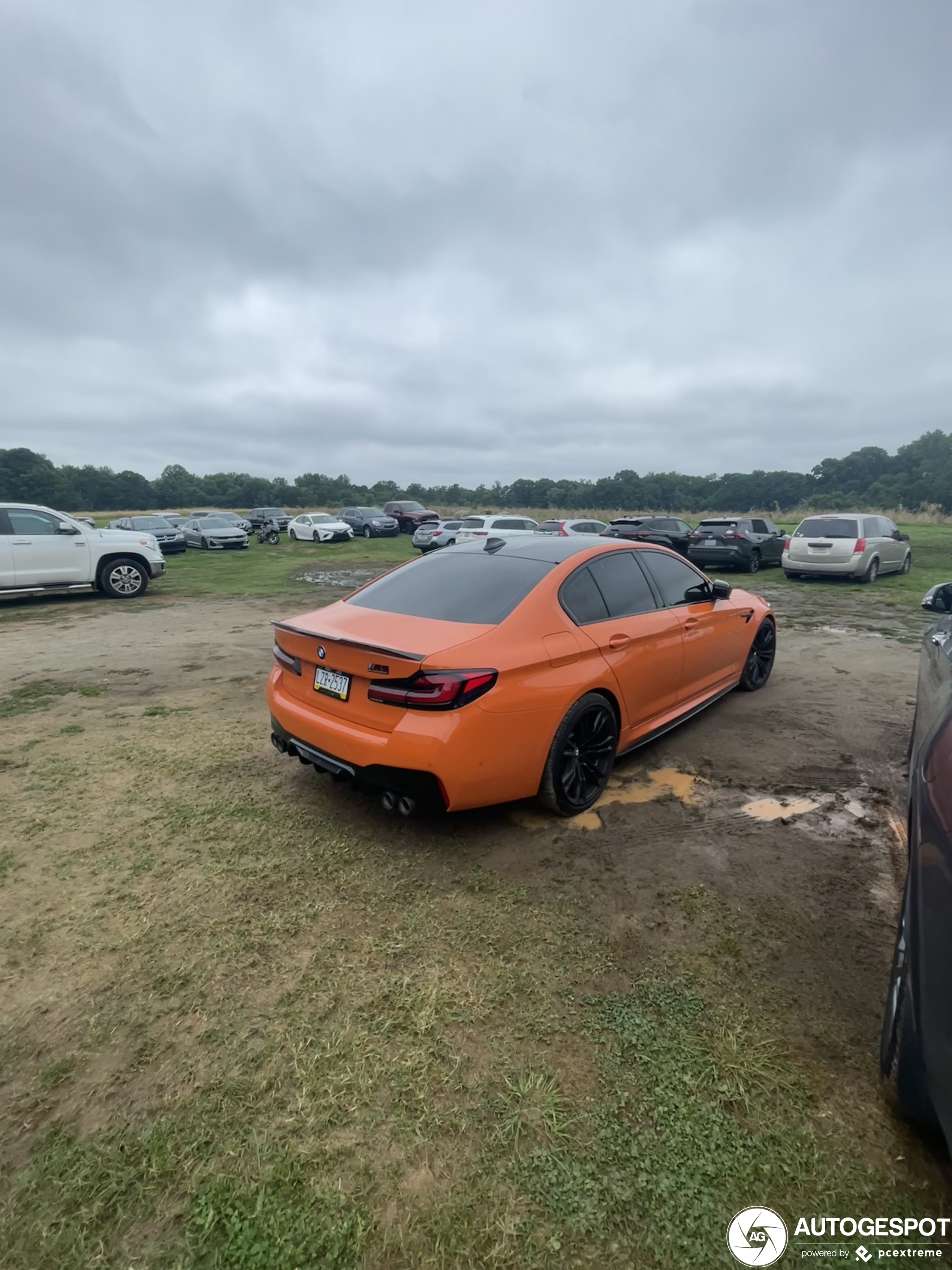 Oranje BMW M5 Competition