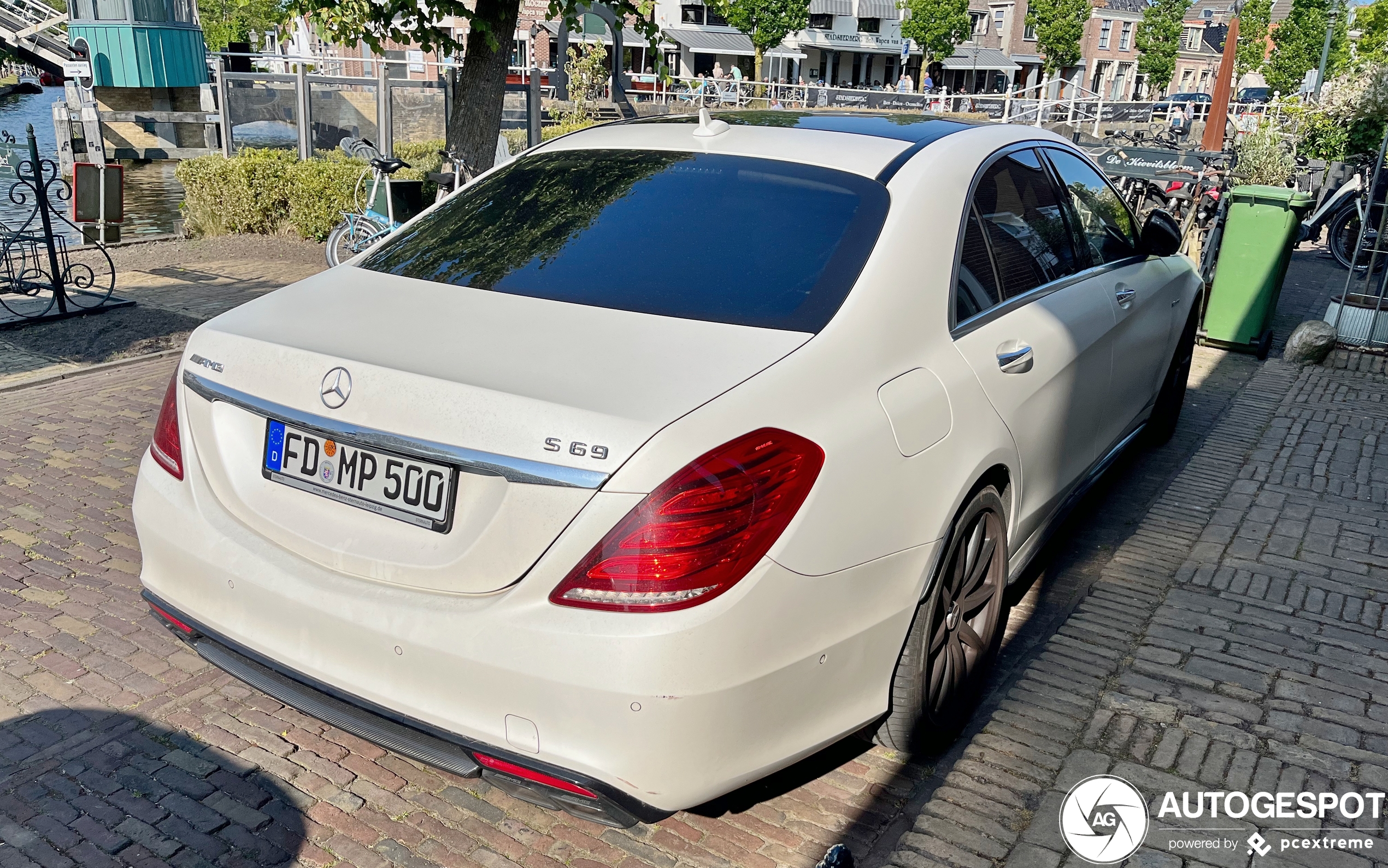 Mercedes-rijder heeft subtiele humor