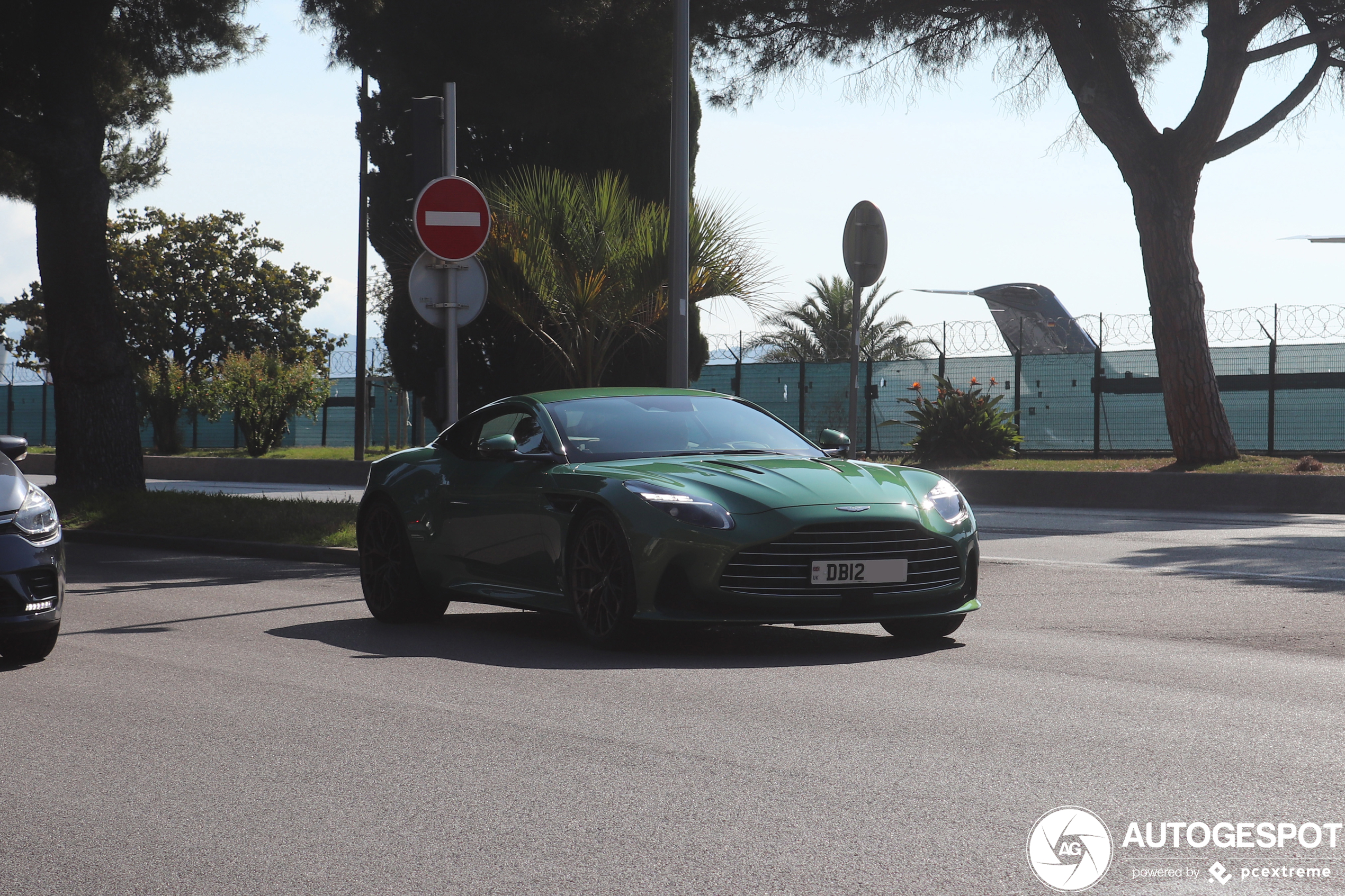 Aston Martin DB12 maakt zijn debuut in Nice