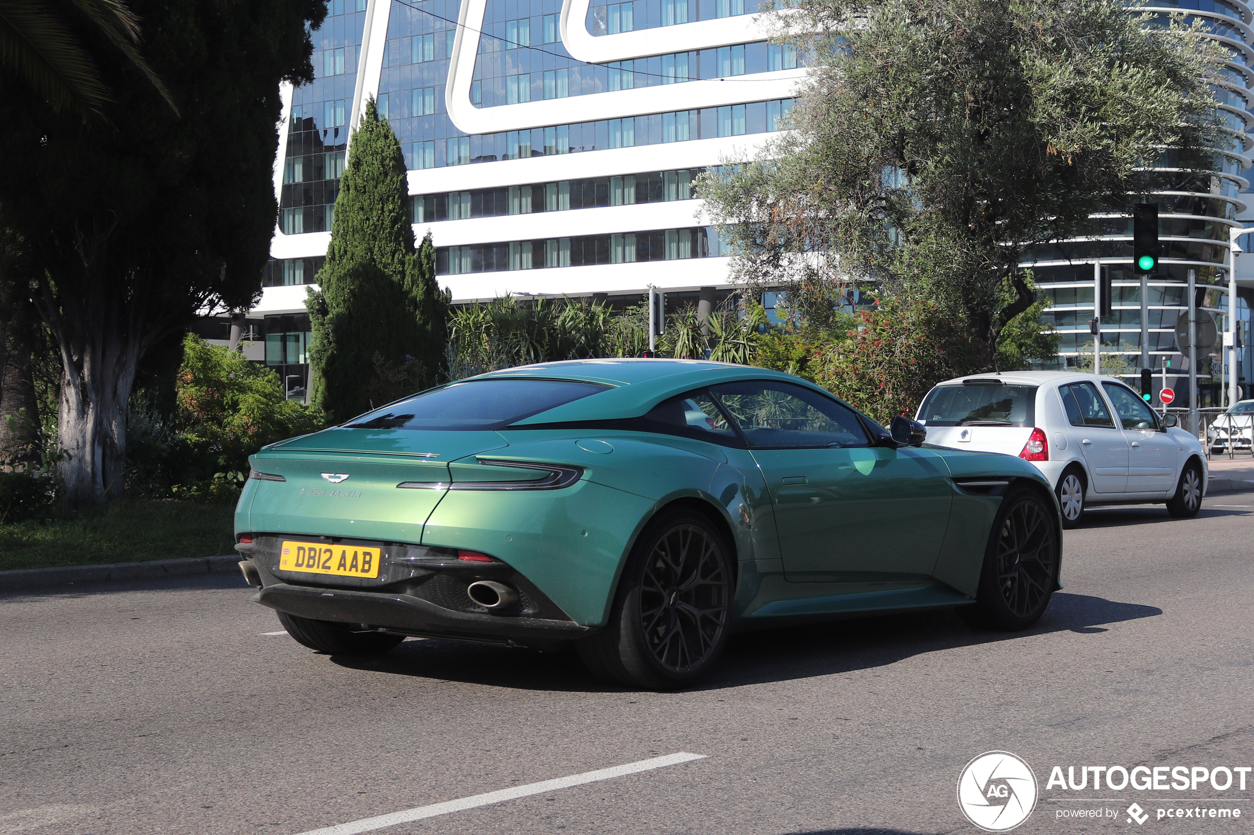 Aston Martin DB12 maakt zijn debuut in Nice