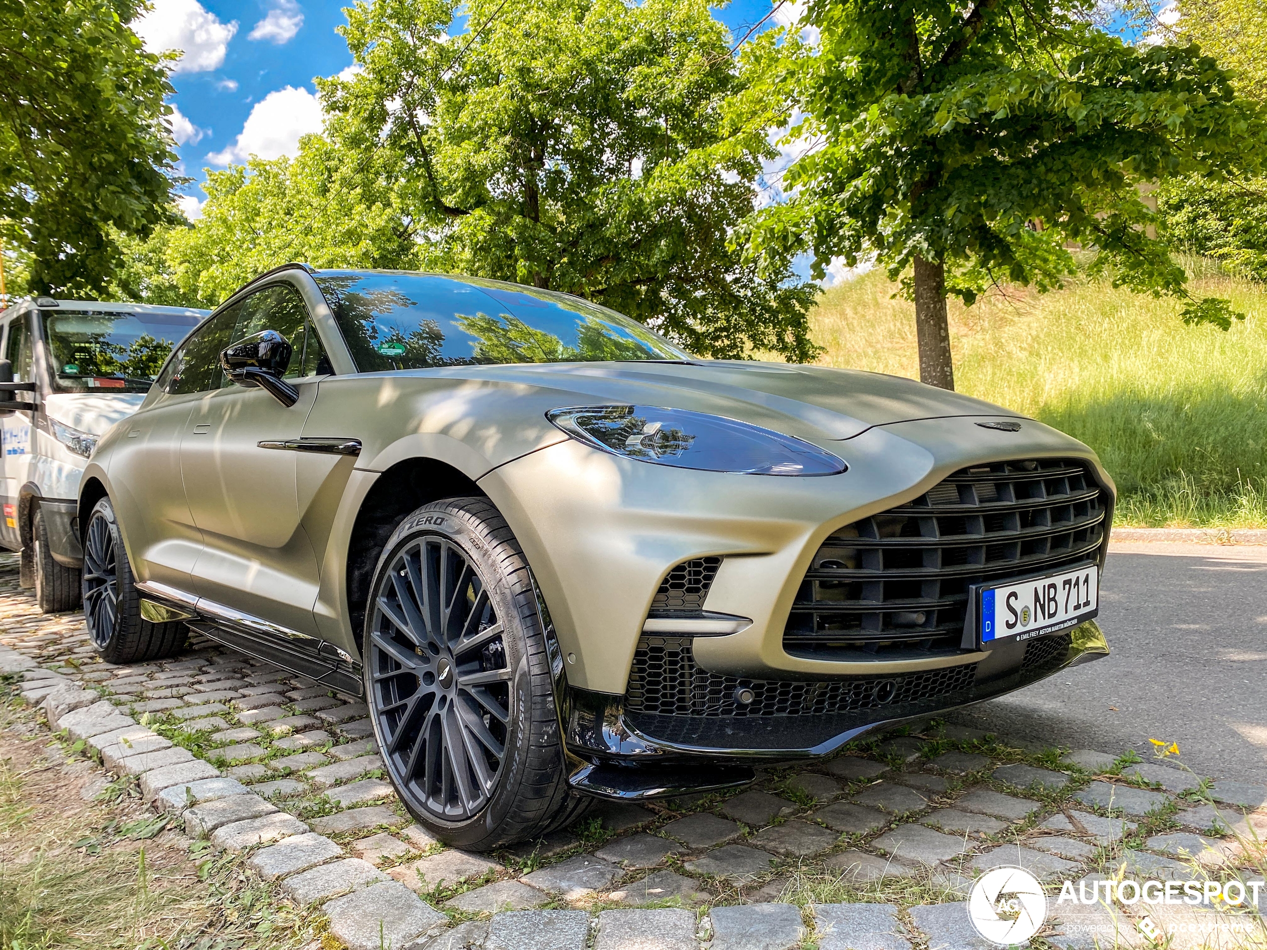 Aston Martin DBX707