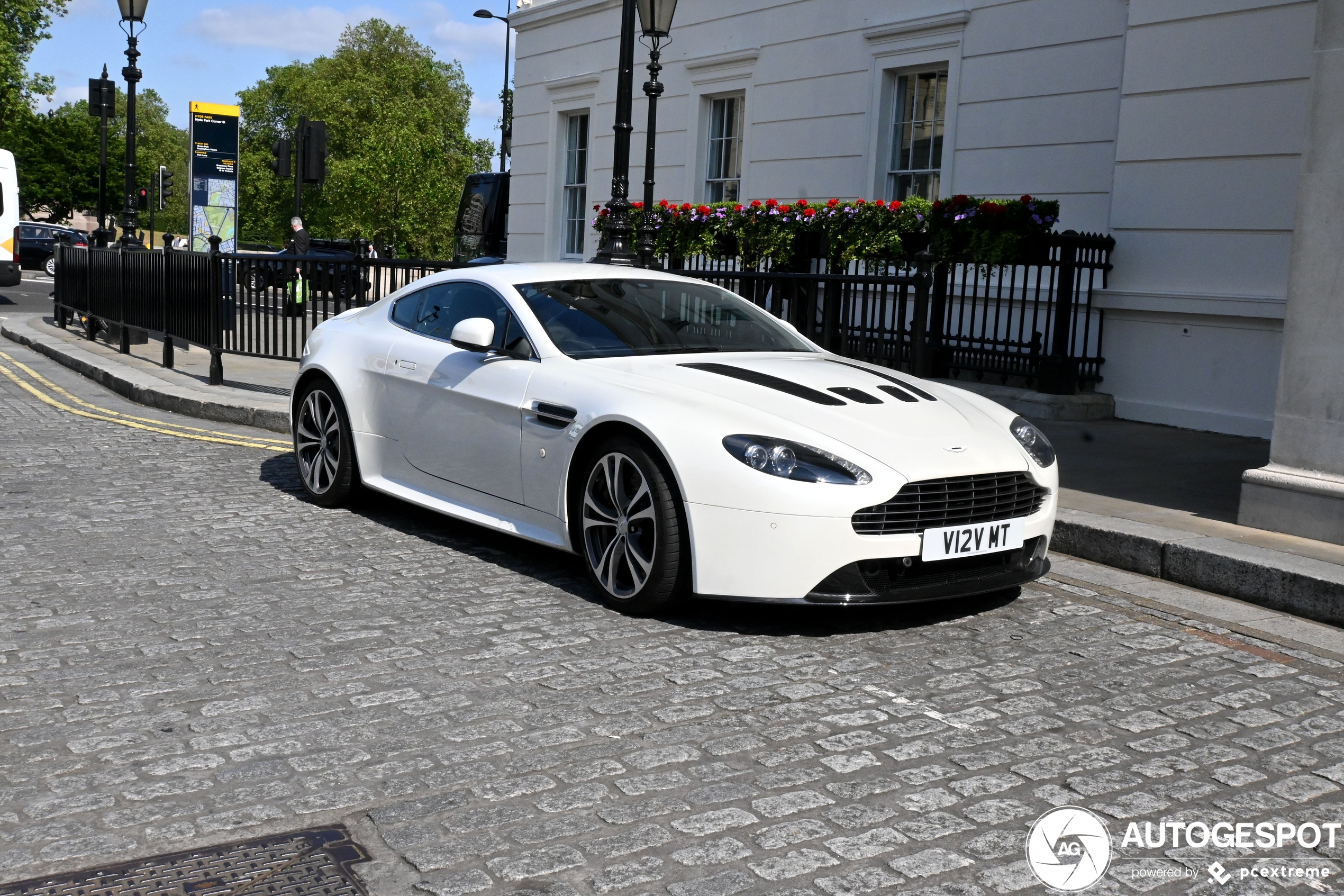 Aston Martin V12 Vantage