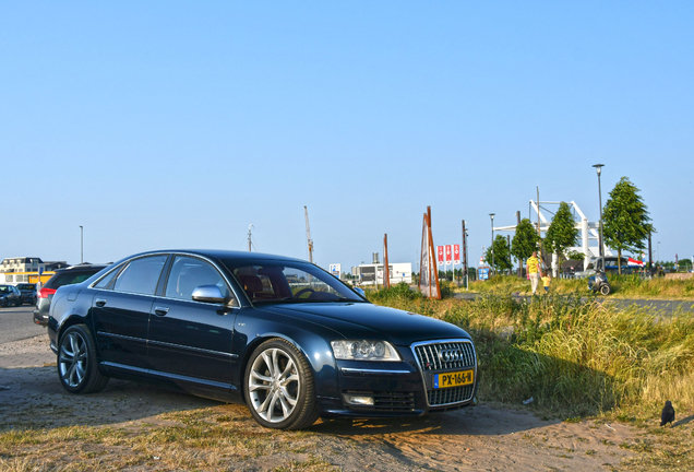 Audi S8 D3