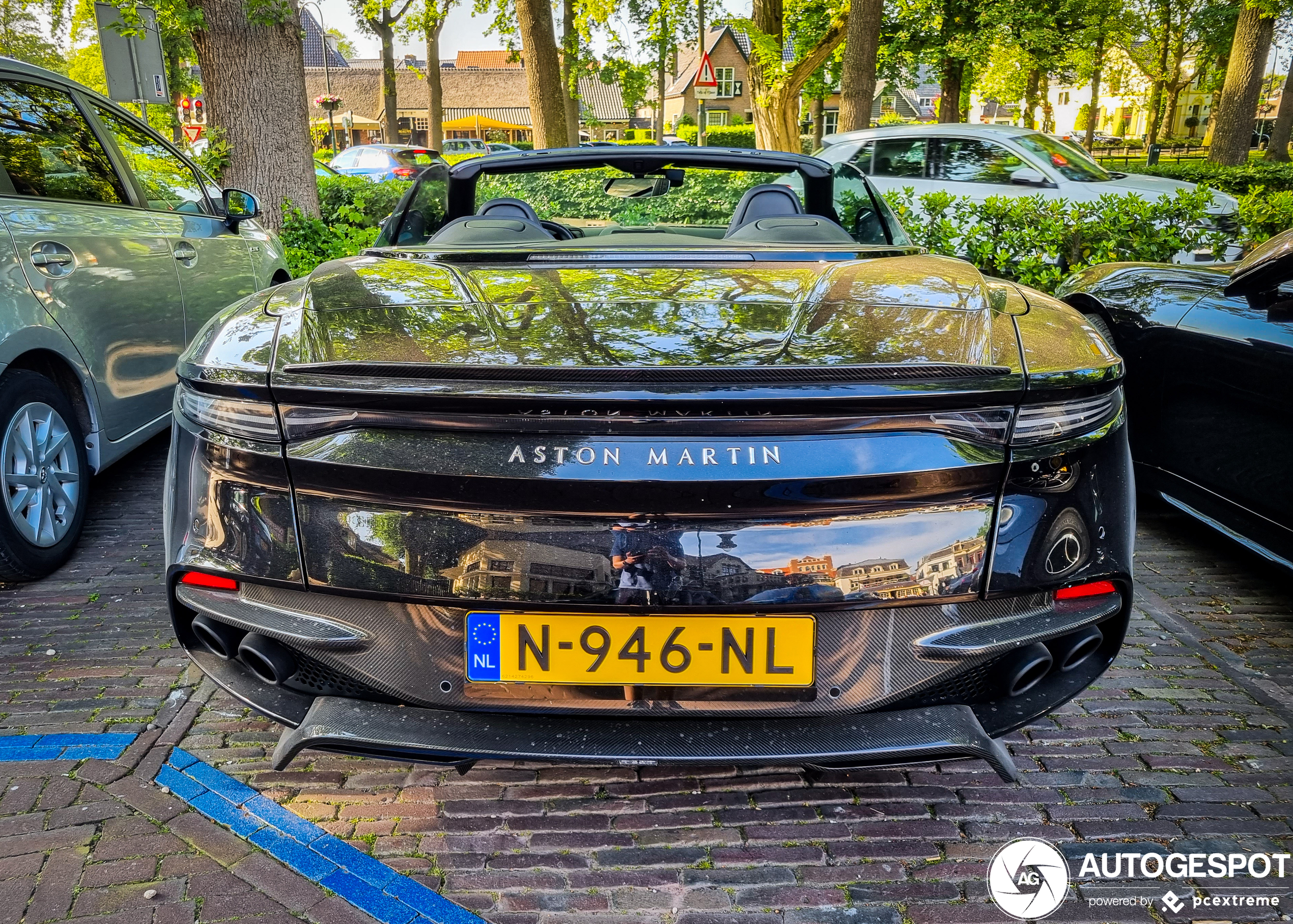 Aston Martin DBS Superleggera Volante