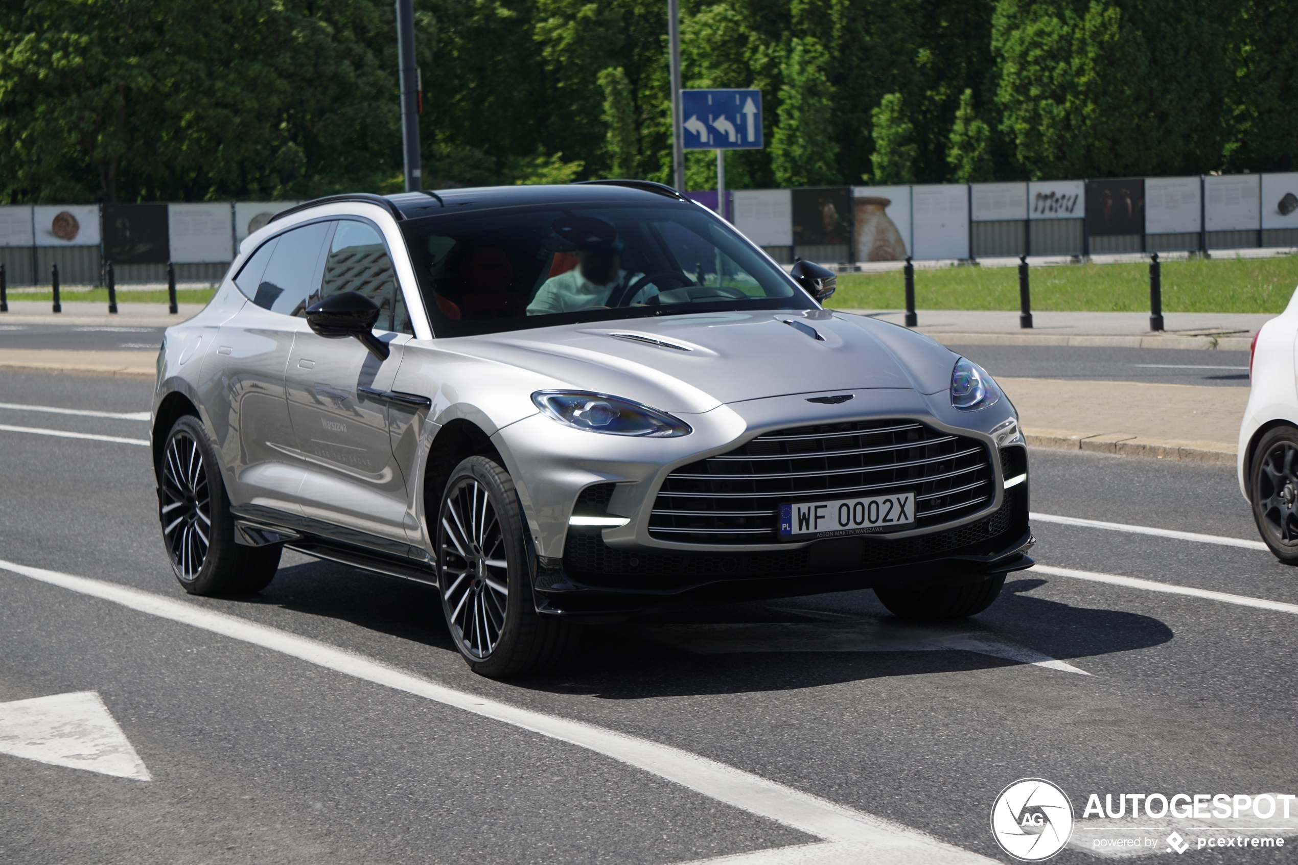 Aston Martin DBX707