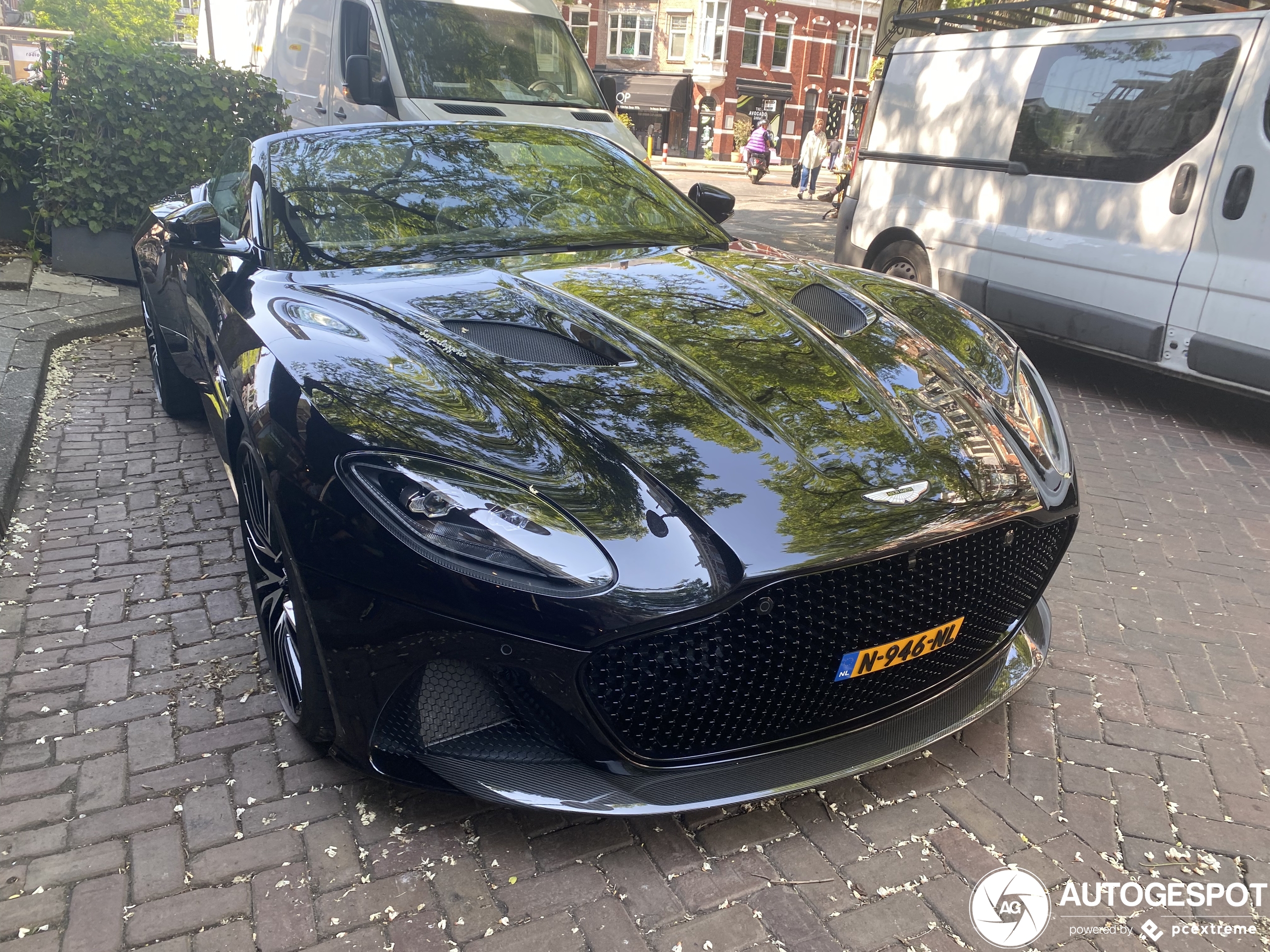 Aston Martin DBS Superleggera Volante