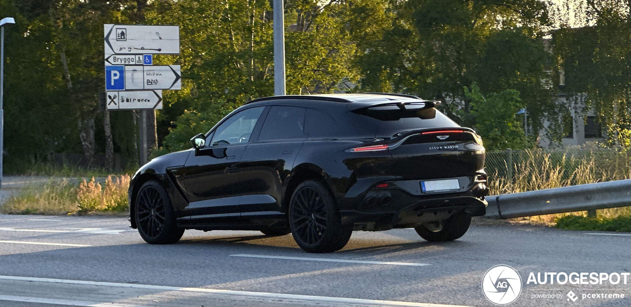 Aston Martin DBX707