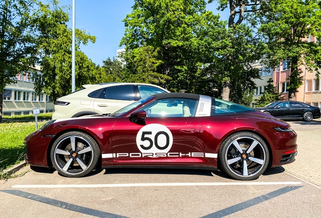 Porsche 992 Targa 4S Heritage Design Edition