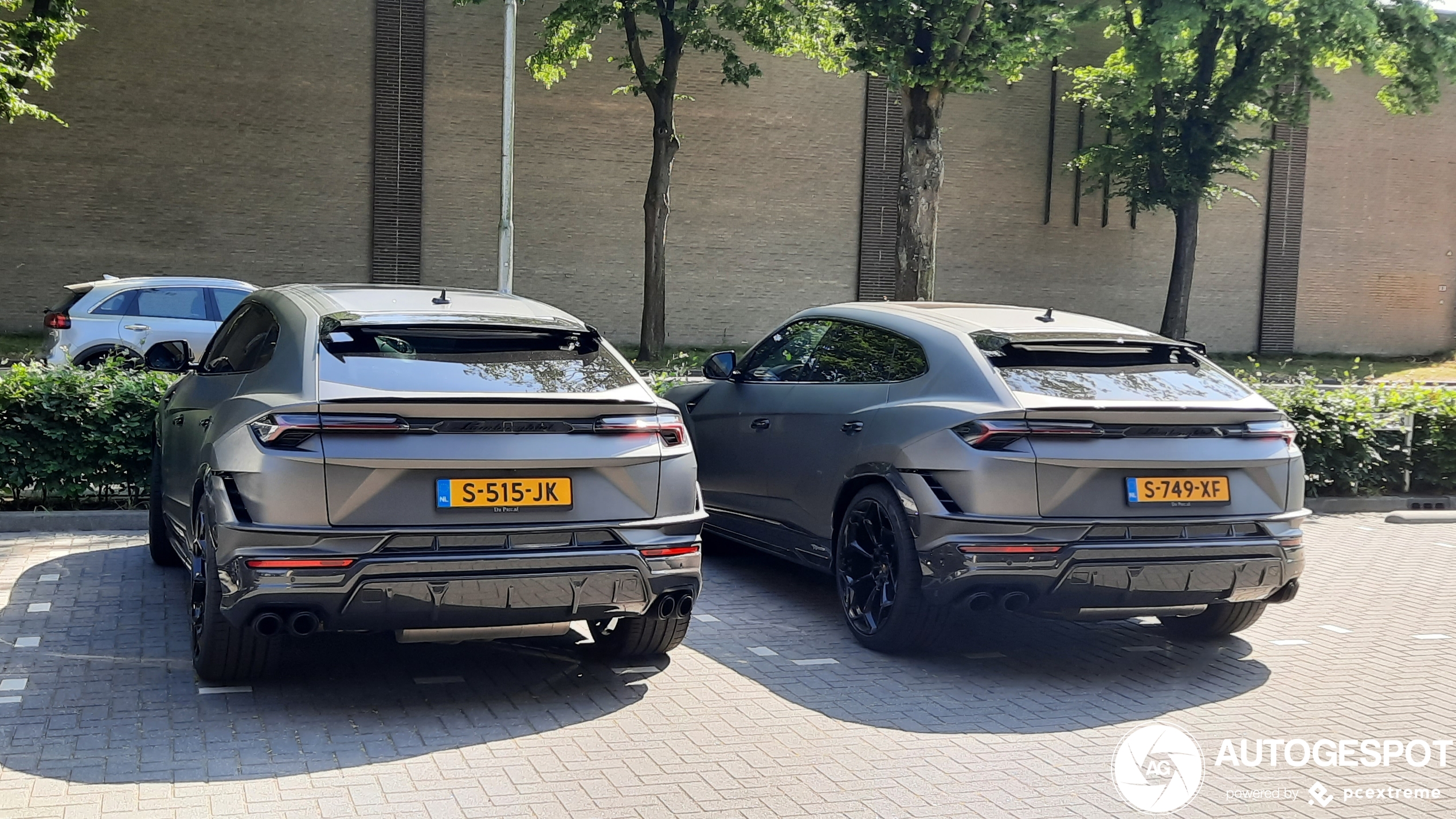 Tweemaal identieke Lamborghini Urus Performante