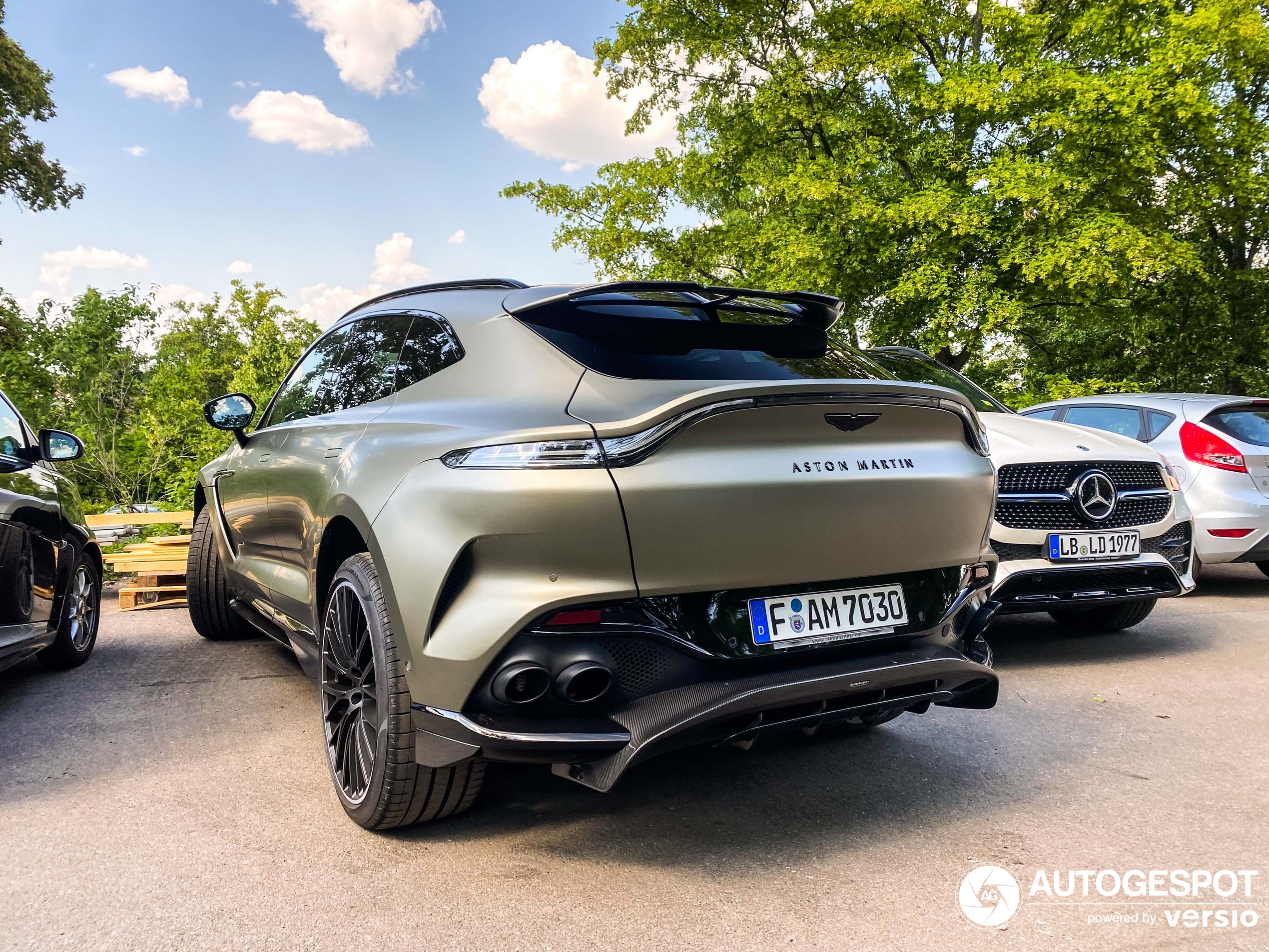 Aston Martin DBX707