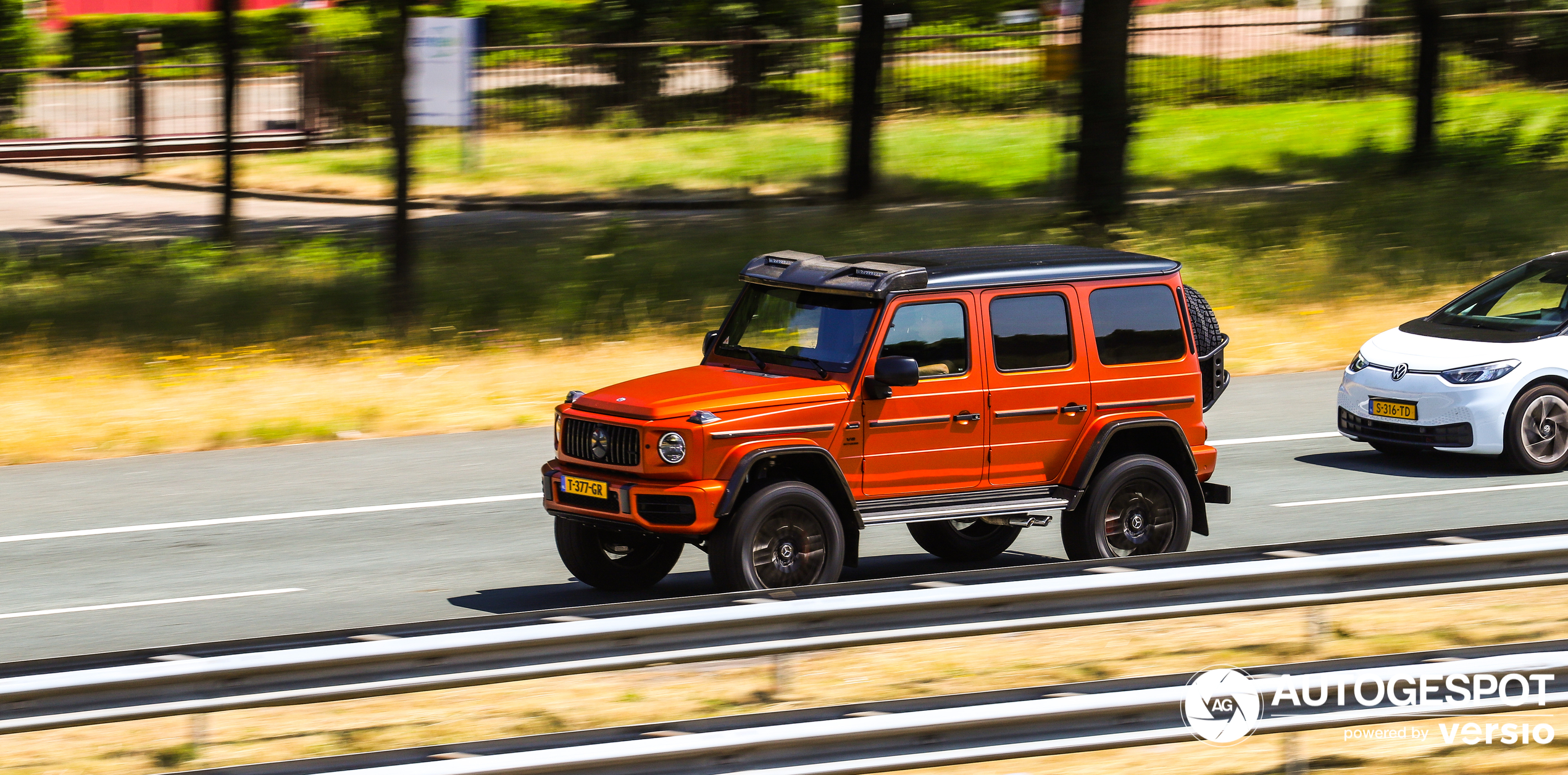 Oranje Mercedes-AMG G63 4x4² knalt op je beeldscherm