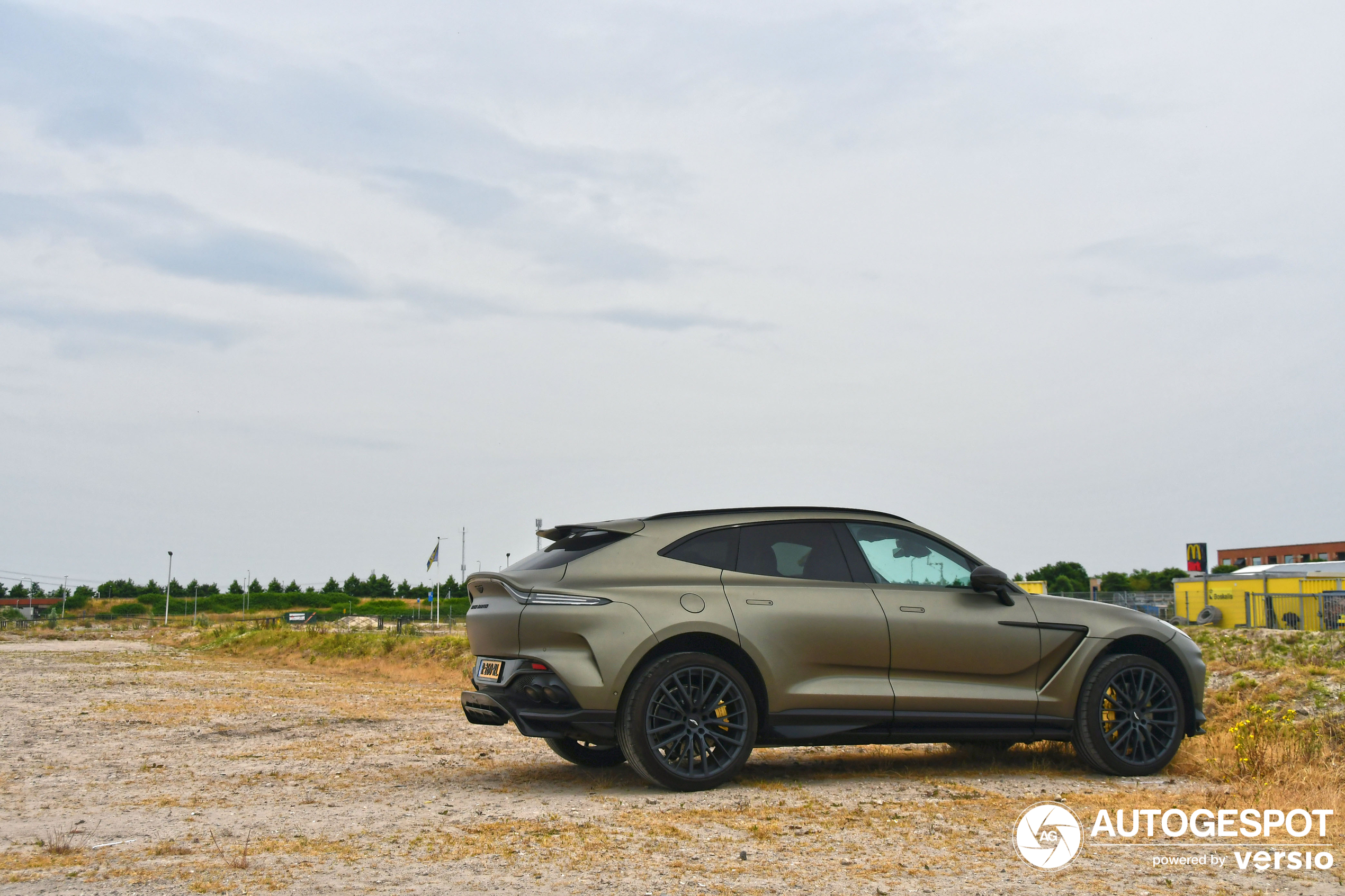 Aston Martin DBX707