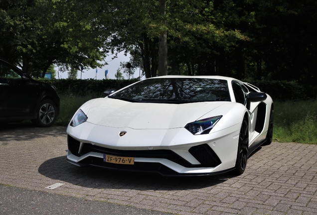 Lamborghini Aventador S LP740-4