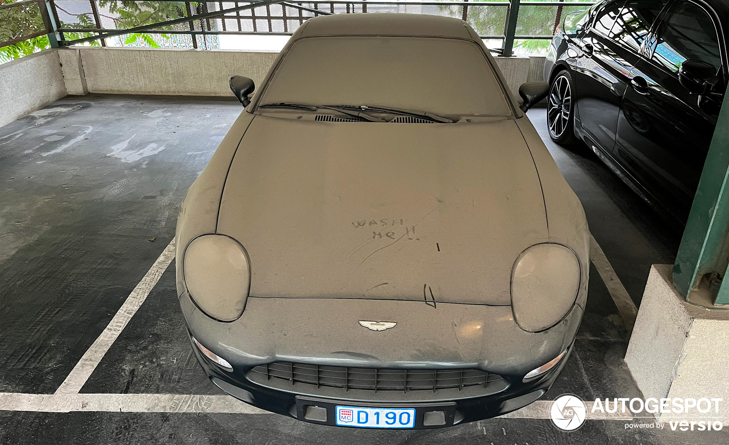 Aston Martin DB7 hapt stof in parkeergarage