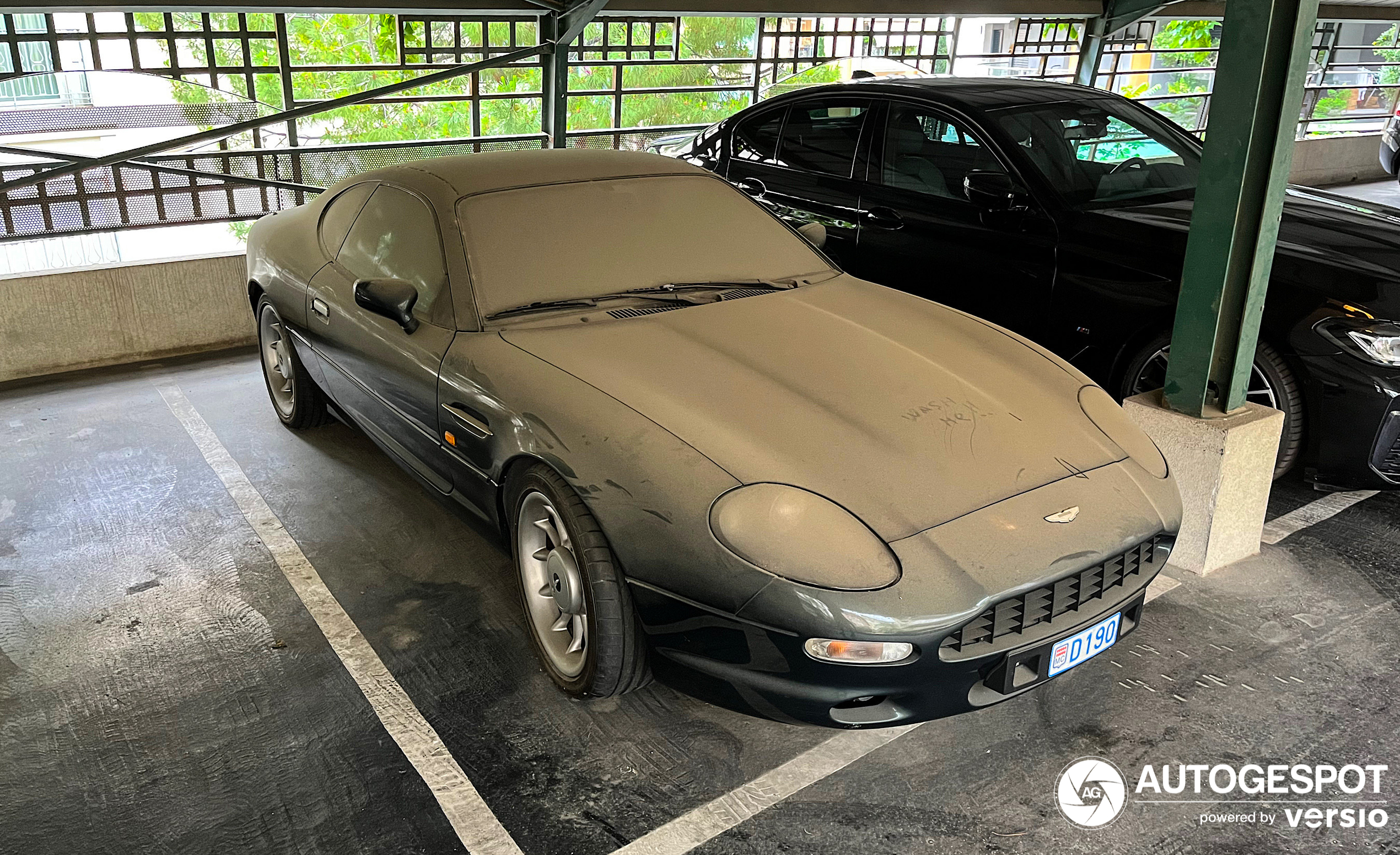 Aston Martin DB7 hapt stof in parkeergarage