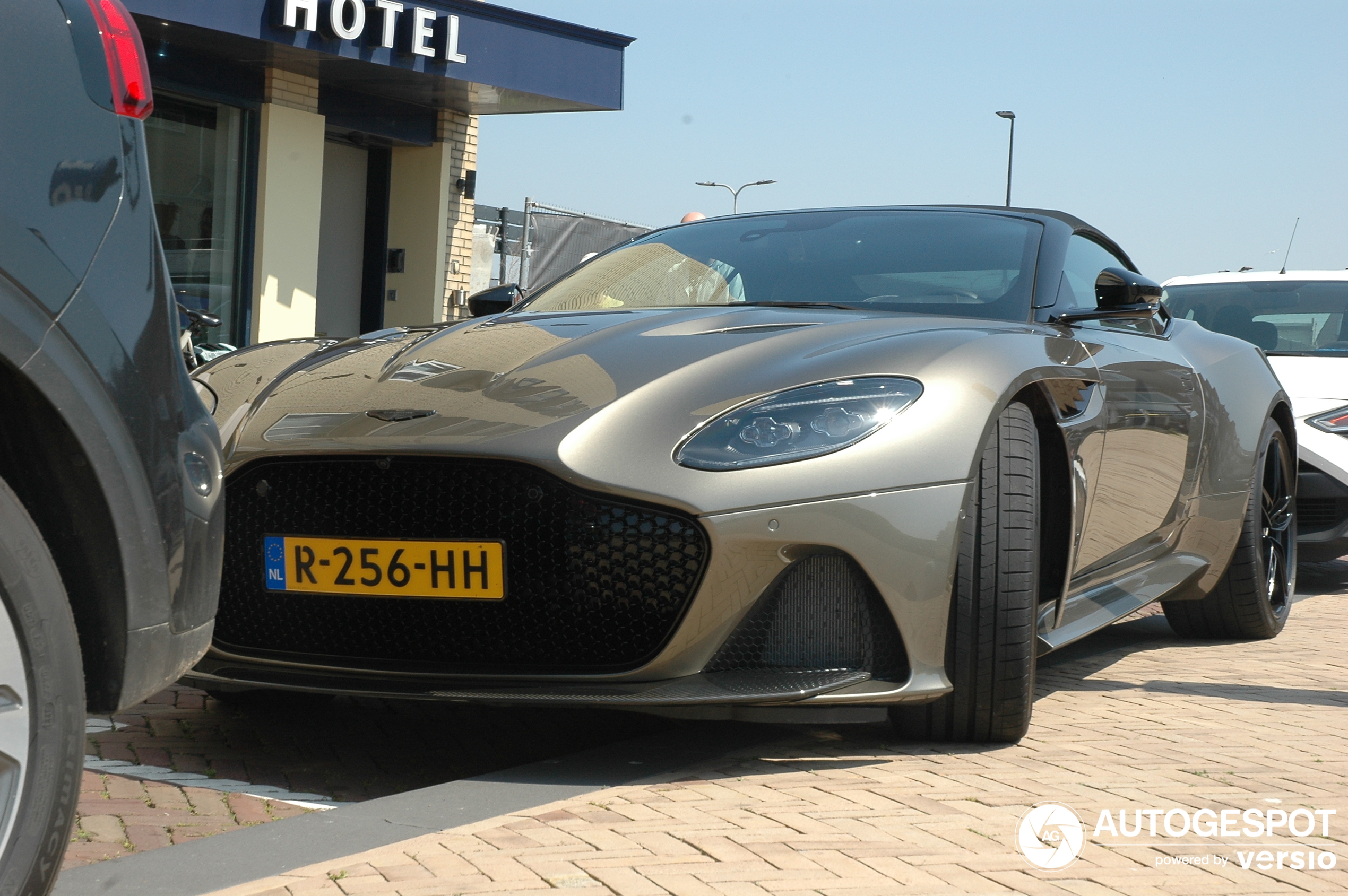 Aston Martin DBS Superleggera Volante