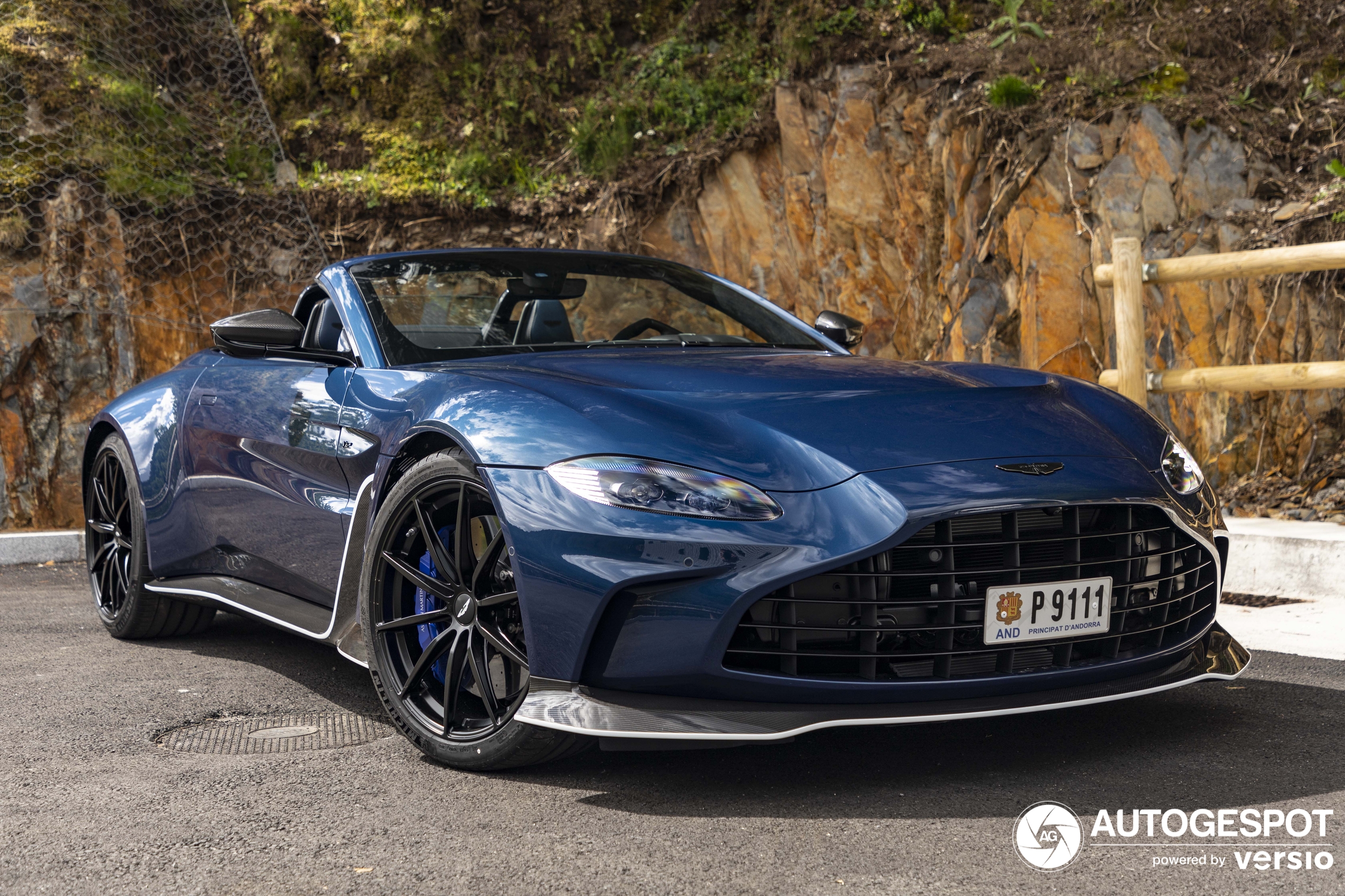 Aston Martin V12 Vantage Roadster chega ao Brasil no final do ano