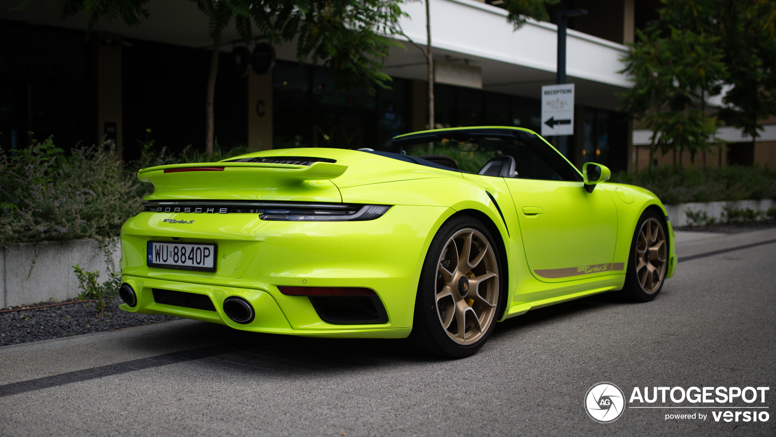 Upadljiv Porsche 992 Turbo S Cabriolet