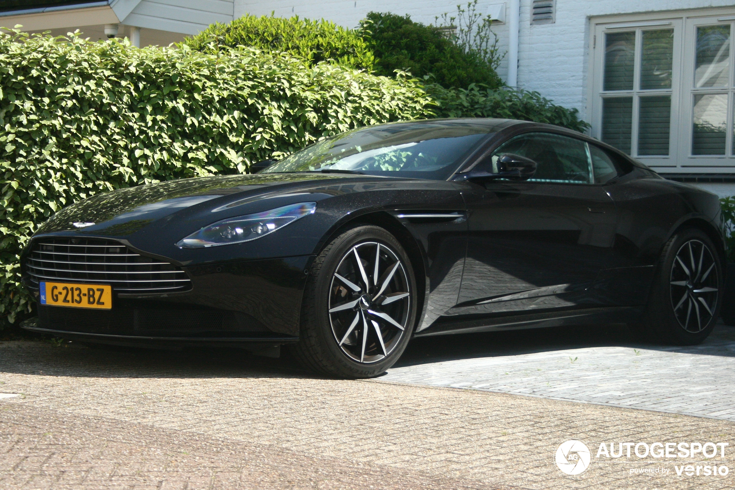 Aston Martin DB11 V8