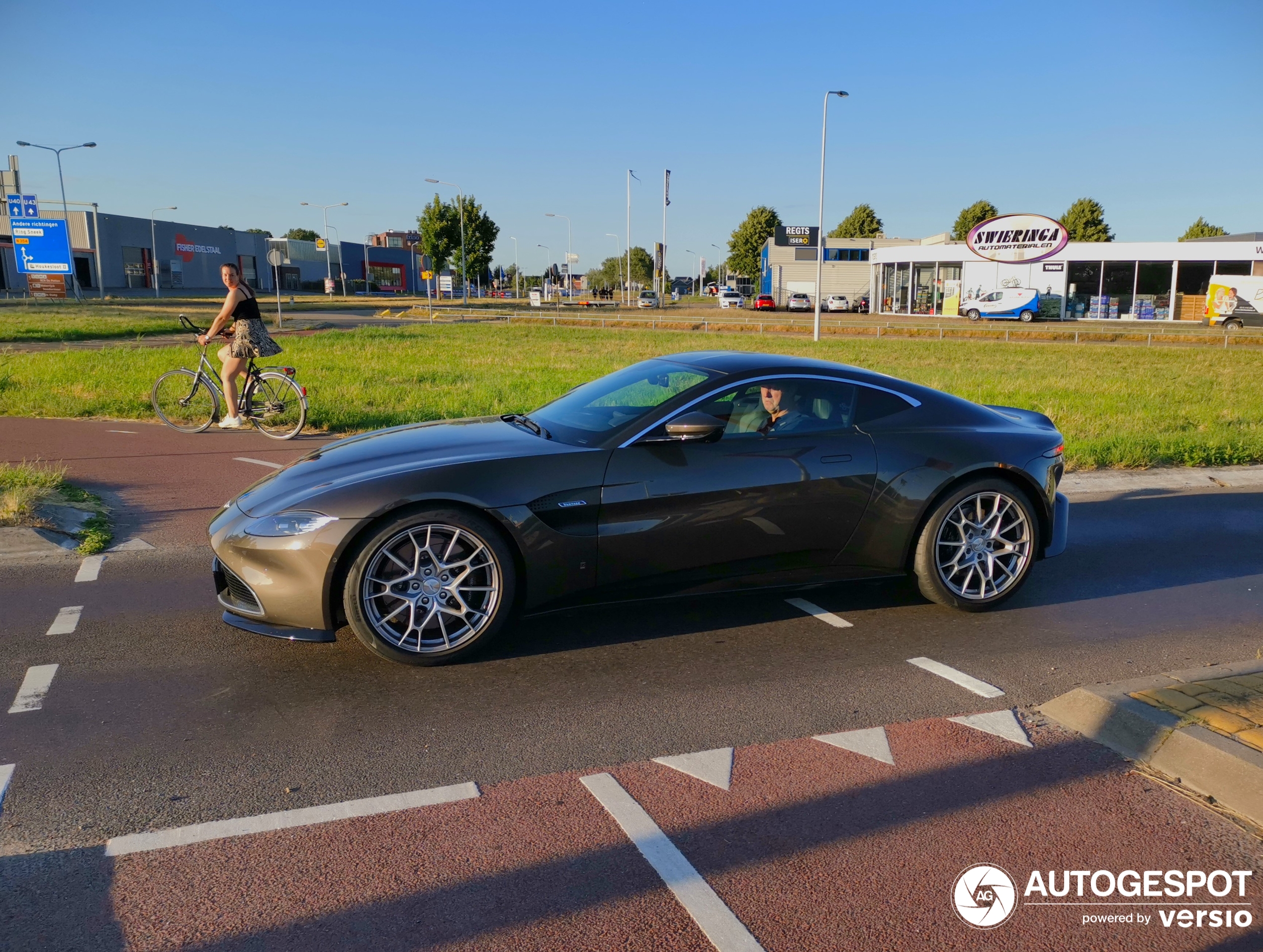 Aston Martin V8 Vantage 2021 007 Edition