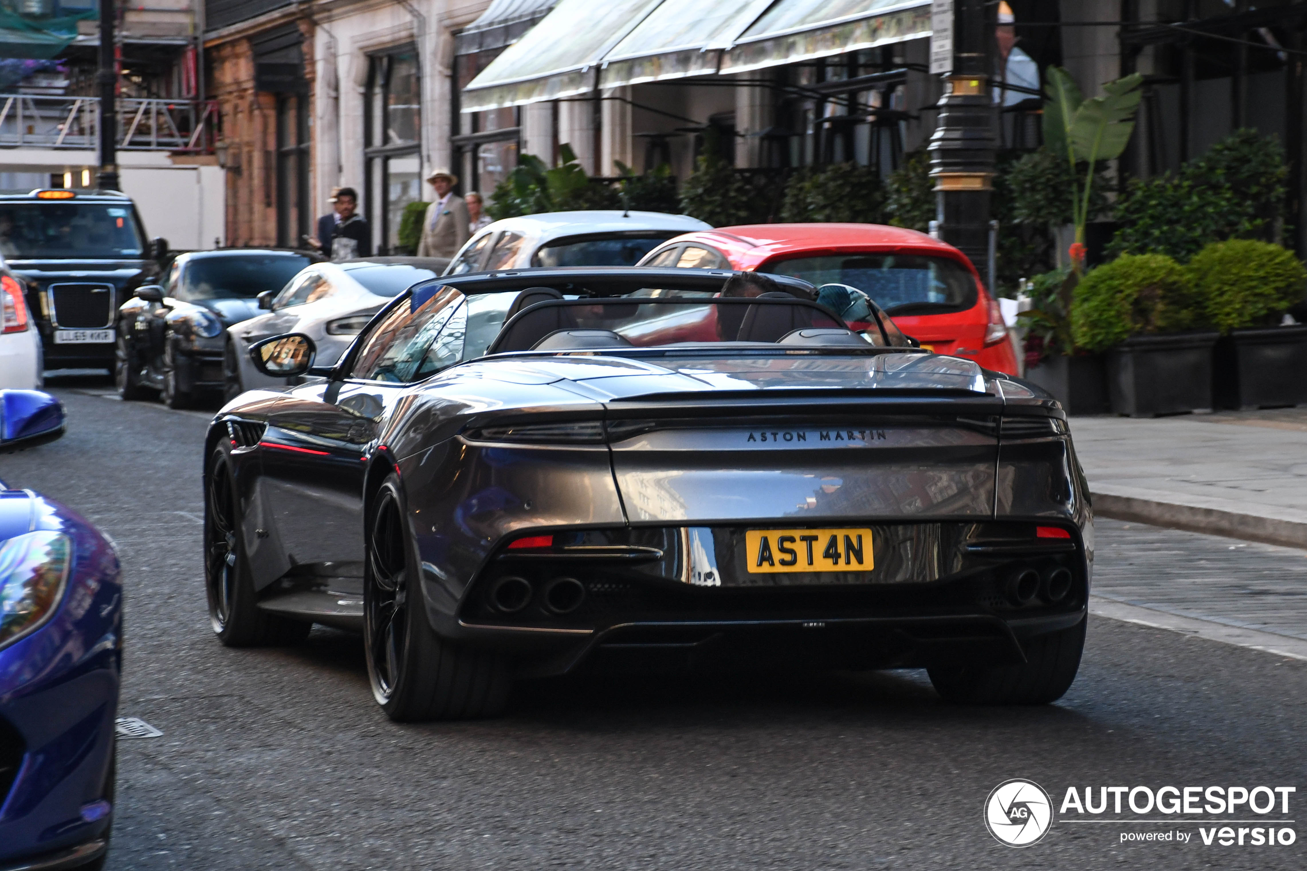 Aston Martin DBS Superleggera Volante