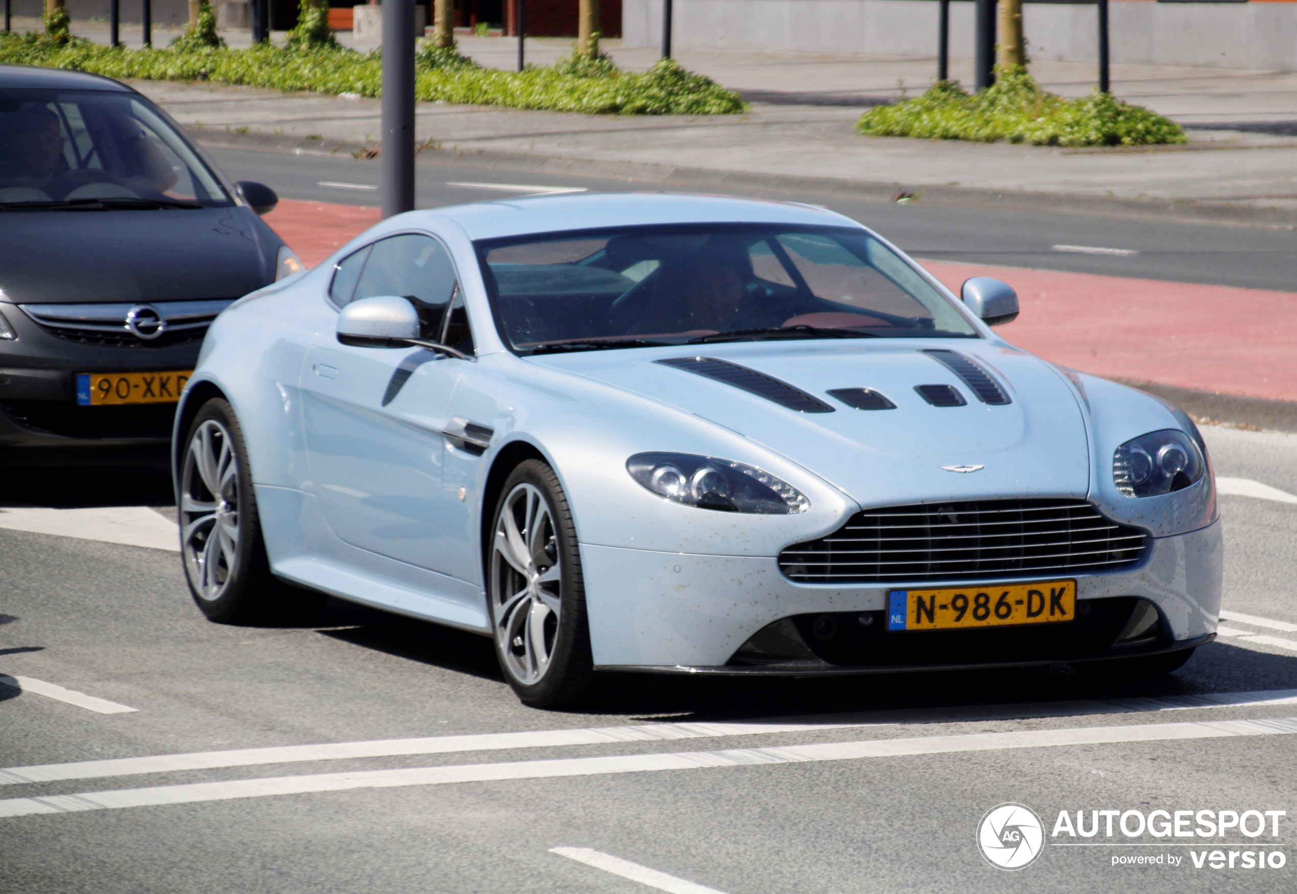 Aston Martin V12 Vantage