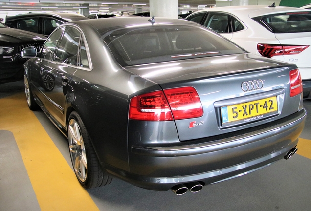 Audi S8 D3