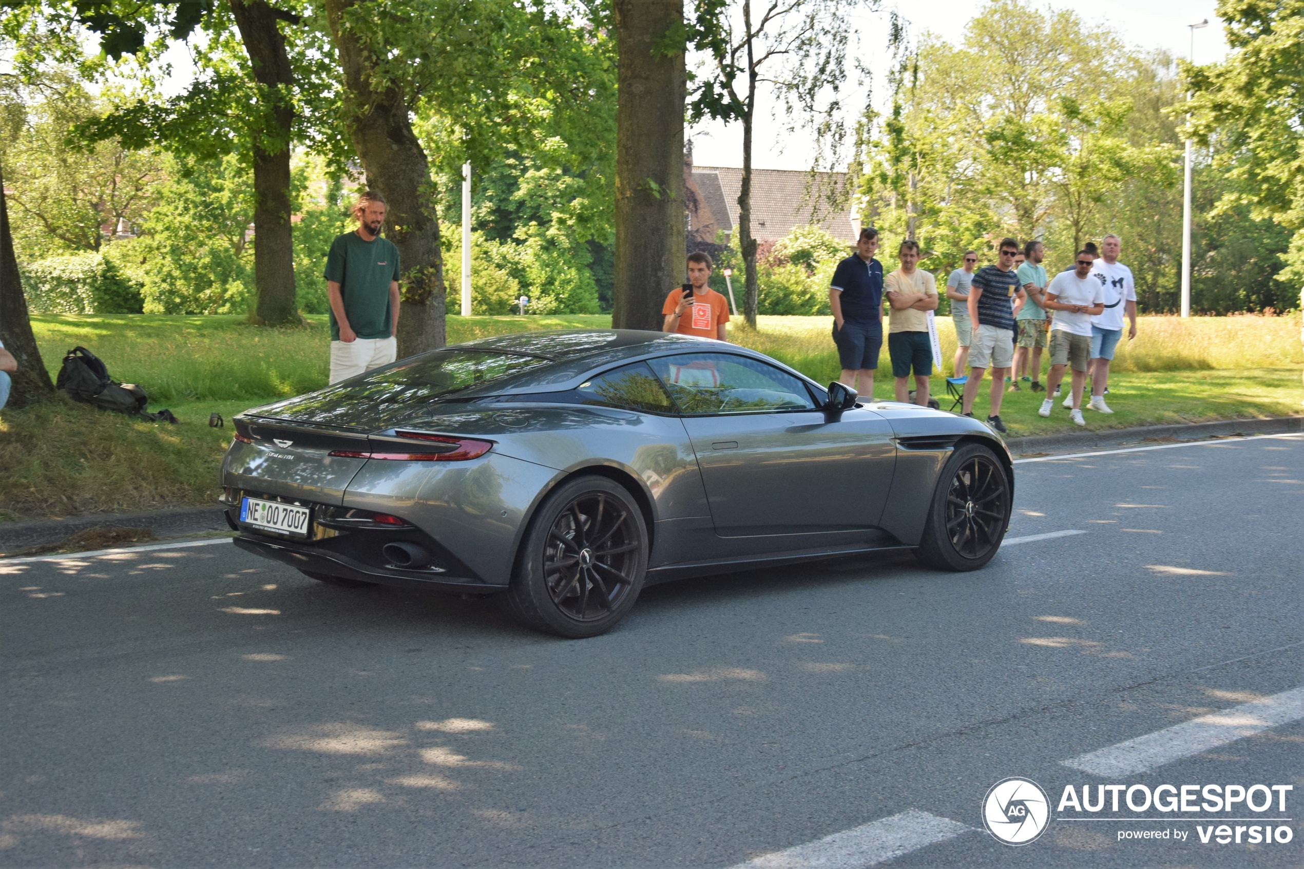 Aston Martin DB11